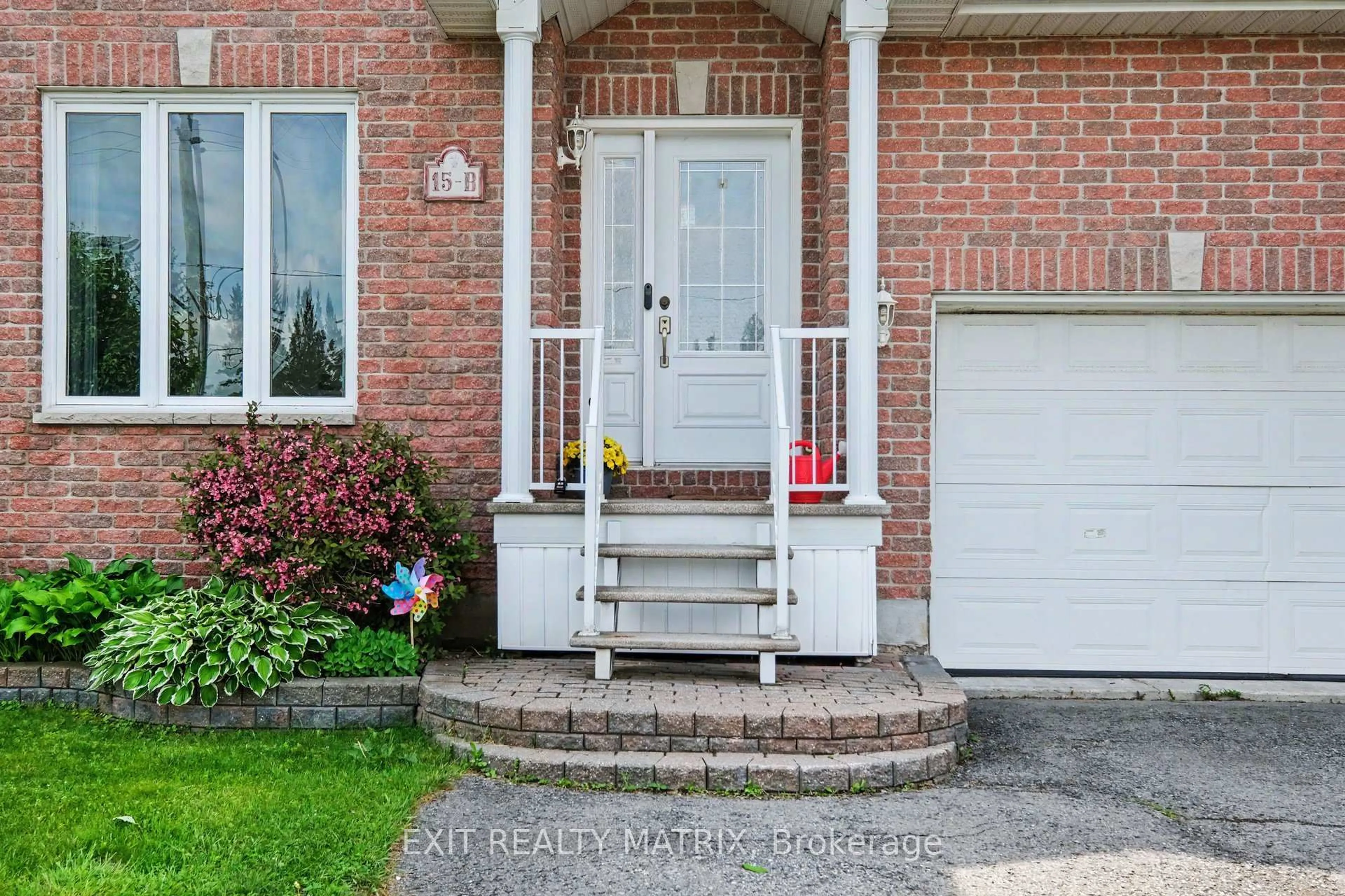 Indoor entryway for 15 Blais St #B, Russell Ontario K0A 1W0