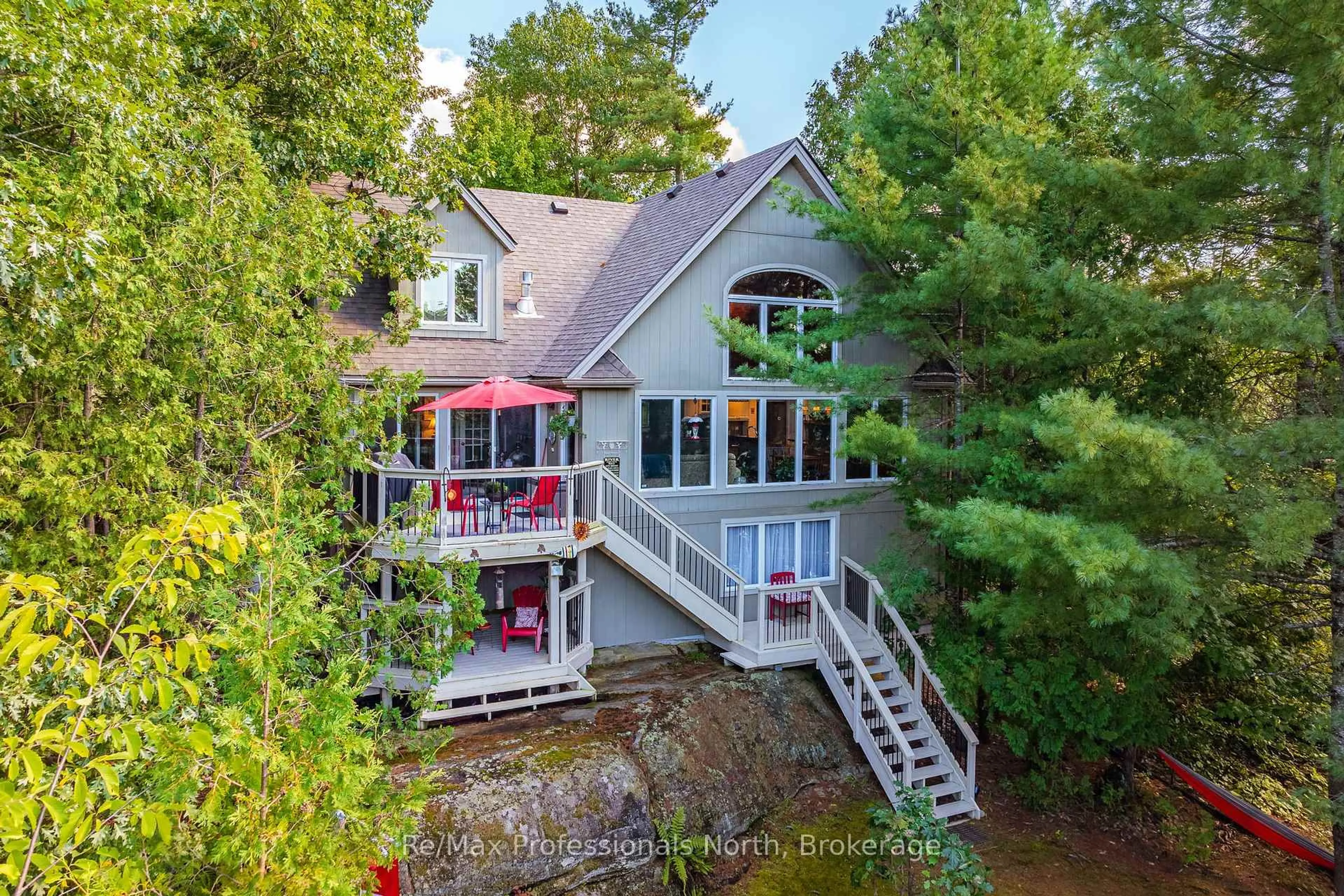 A pic from outside/outdoor area/front of a property/back of a property/a pic from drone, water/lake/river/ocean view for 1005 Laidlaw Ave, Gravenhurst Ontario L0K 2B0
