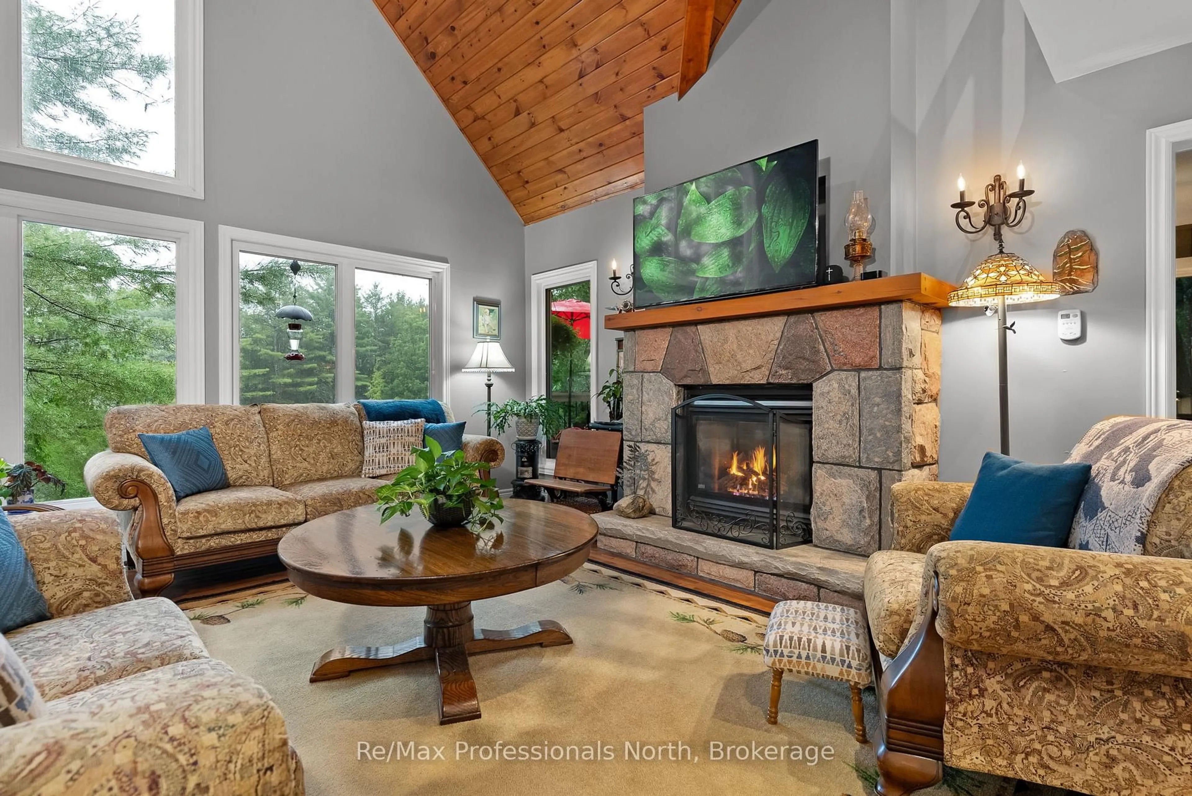 Living room with furniture, unknown for 1005 Laidlaw Ave, Gravenhurst Ontario L0K 2B0