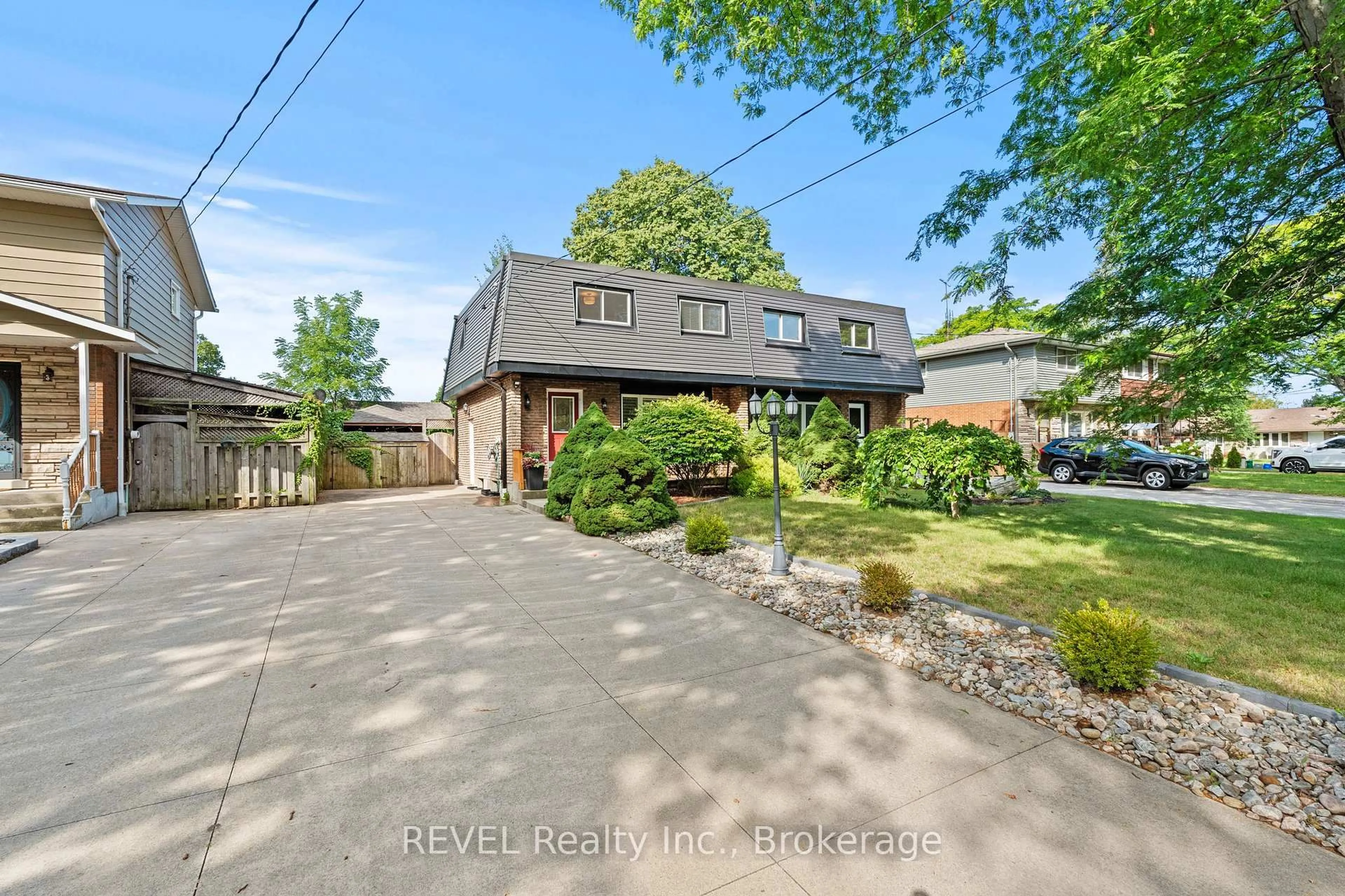 A pic from outside/outdoor area/front of a property/back of a property/a pic from drone, street for 28 Black Knight Rd, St. Catharines Ontario L2N 3C1