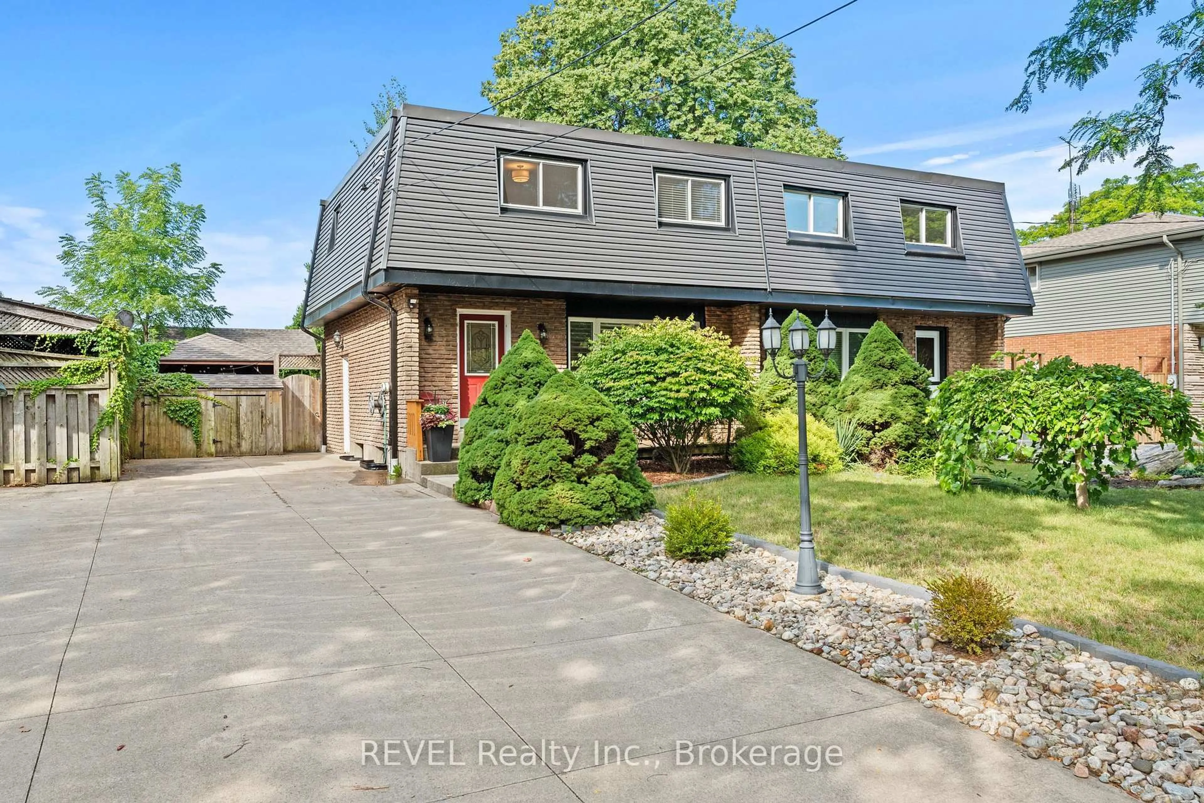 A pic from outside/outdoor area/front of a property/back of a property/a pic from drone, street for 28 Black Knight Rd, St. Catharines Ontario L2N 3C1