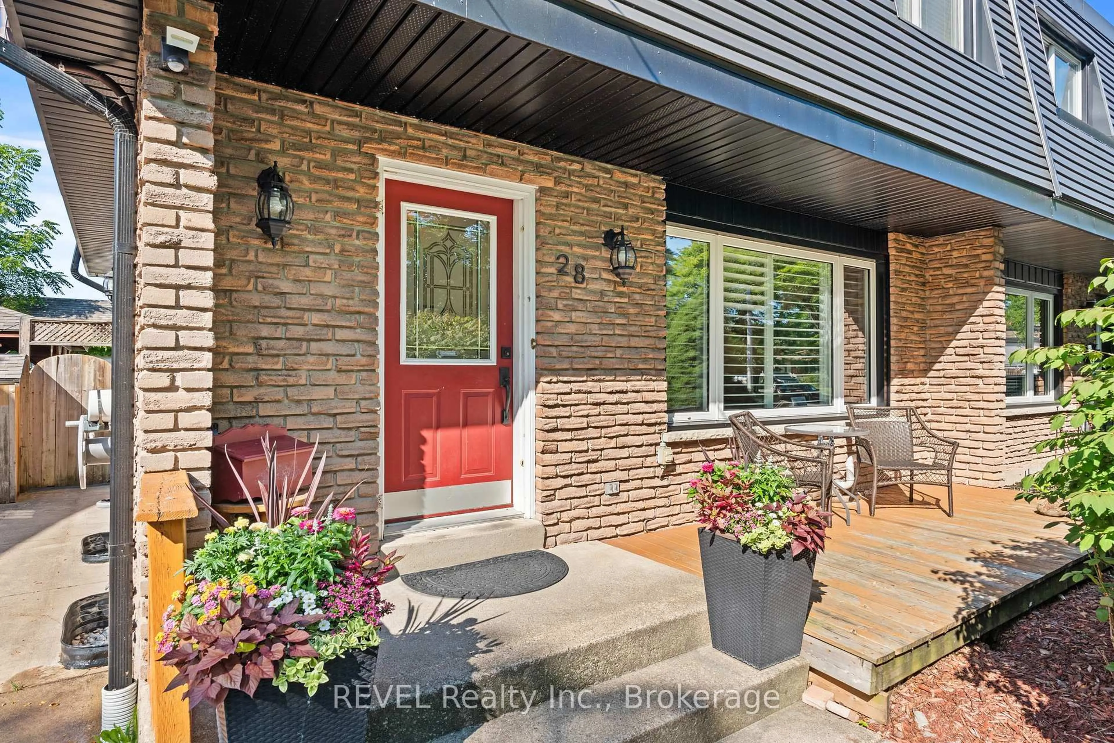 Home with brick exterior material, street for 28 Black Knight Rd, St. Catharines Ontario L2N 3C1