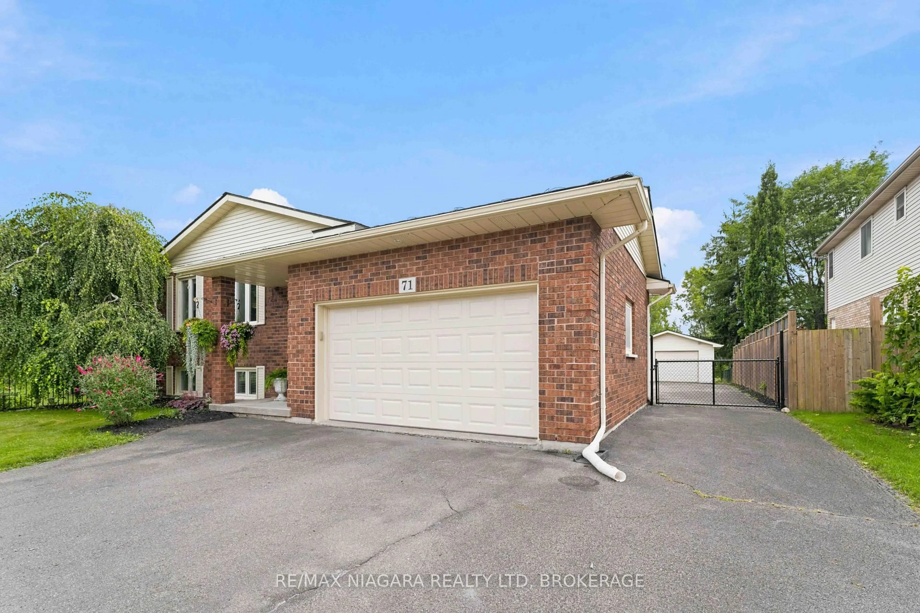 Home with brick exterior material, street for 71 Sumbler Rd, Welland Ontario L3C 3P1