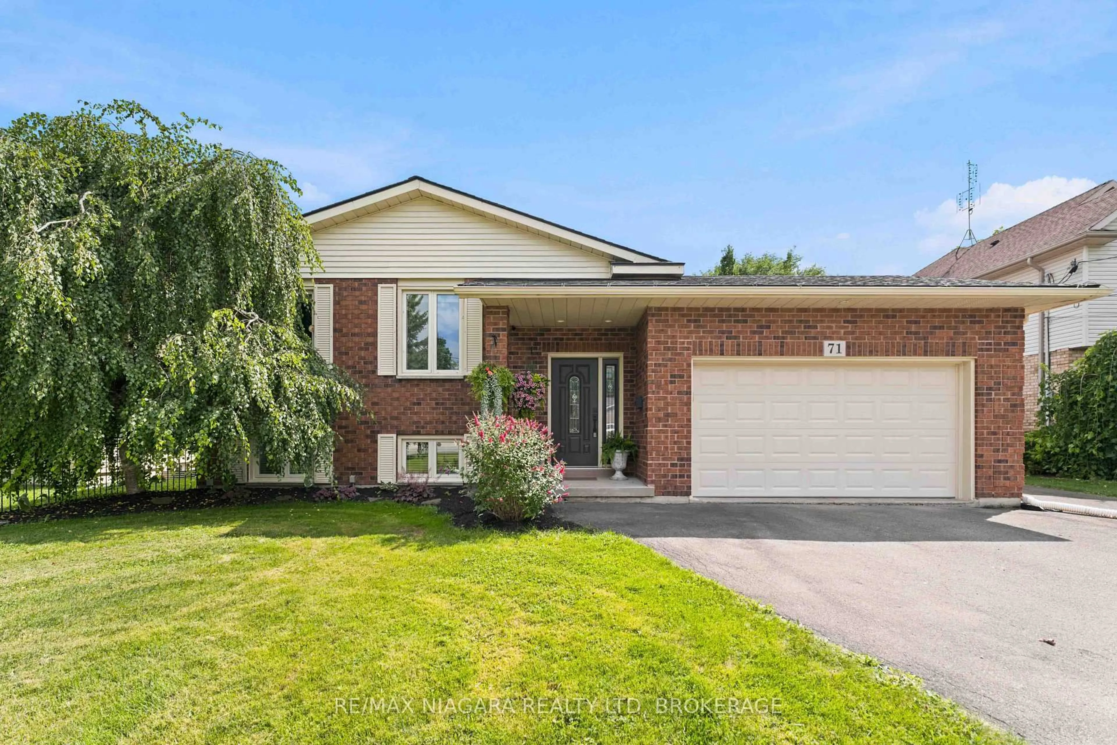 Home with brick exterior material, street for 71 Sumbler Rd, Welland Ontario L3C 3P1