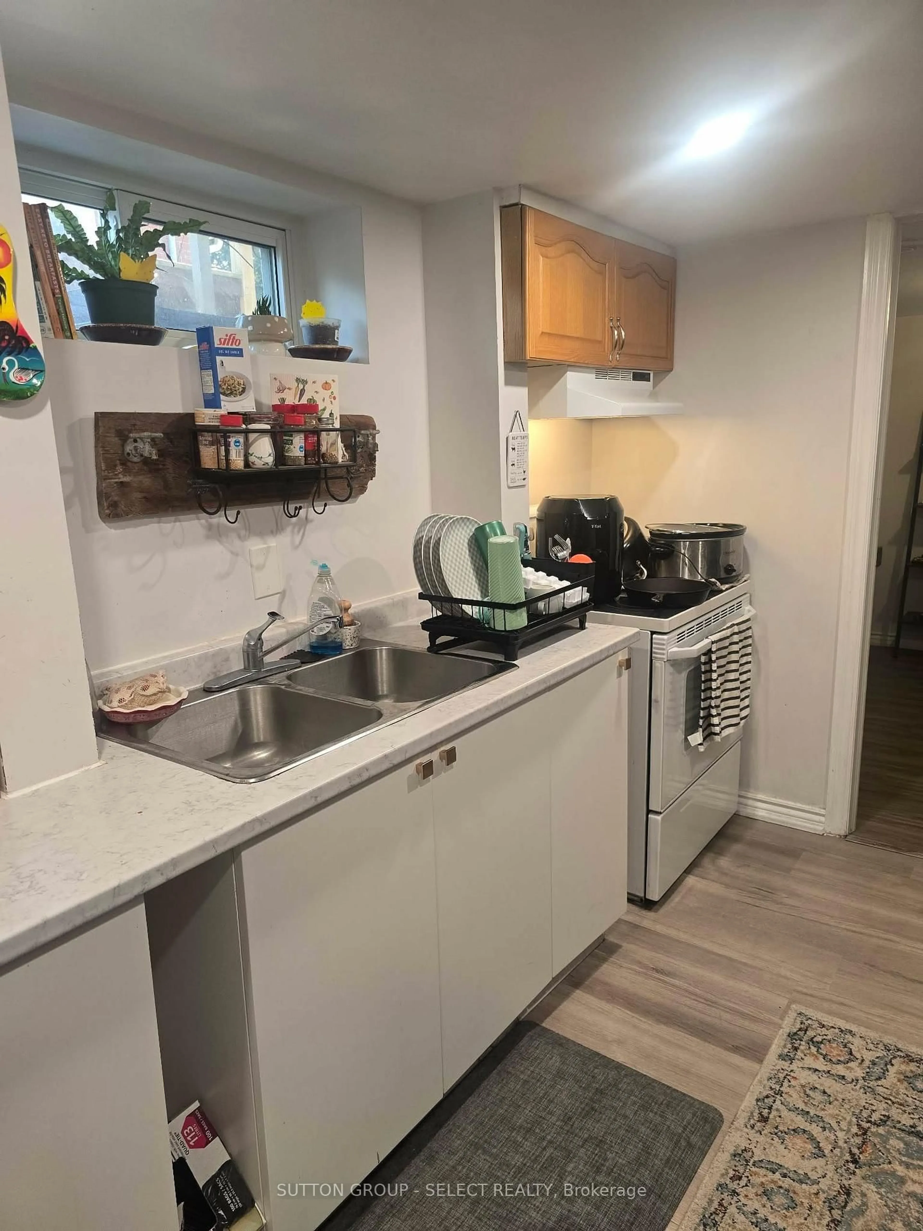 Standard kitchen, unknown for 566 Chester St, London South Ontario N6C 2J9