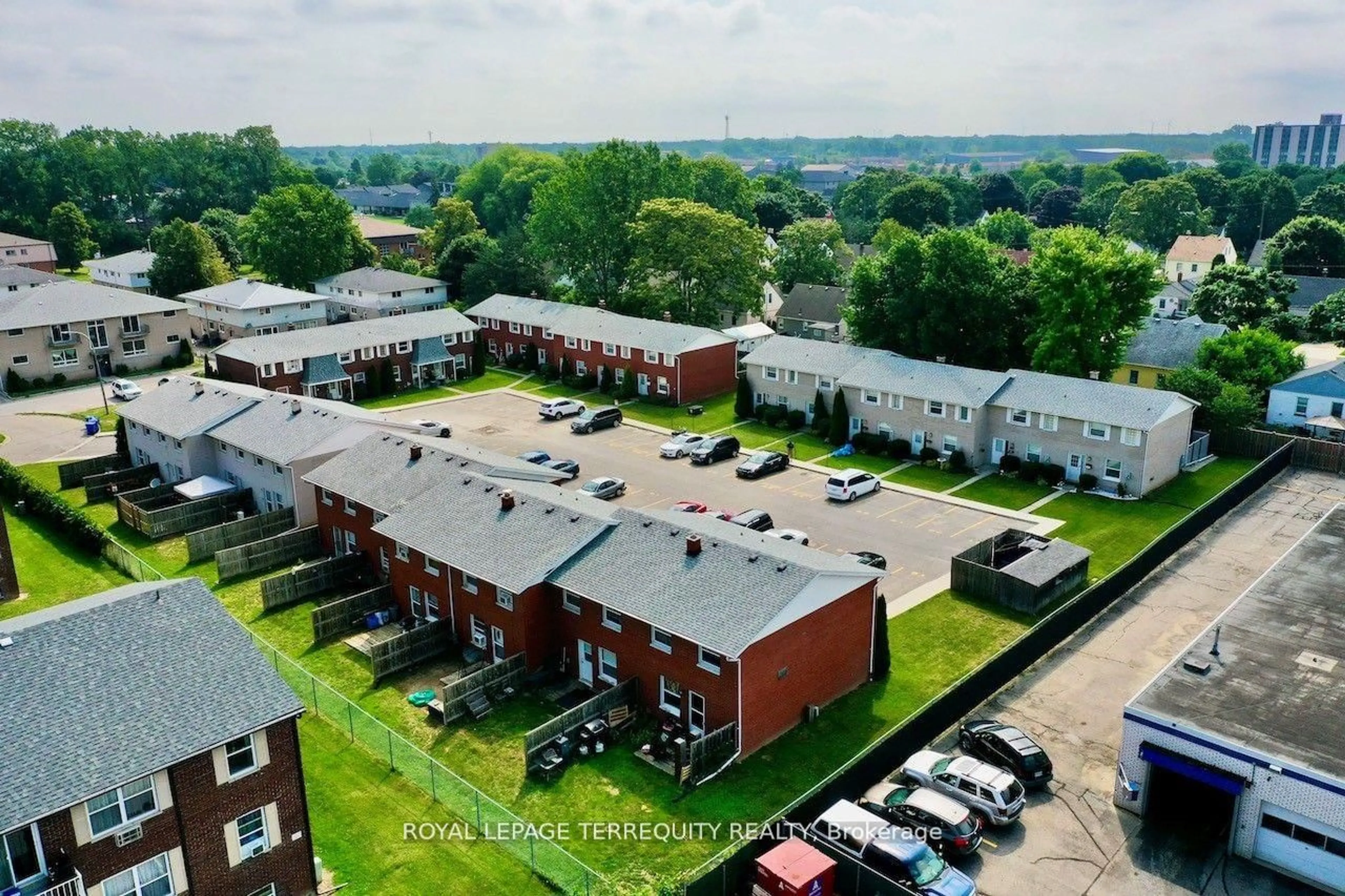 A pic from outside/outdoor area/front of a property/back of a property/a pic from drone, unknown for 10 Orchard Pl, Chatham-Kent Ontario N7M 1A6