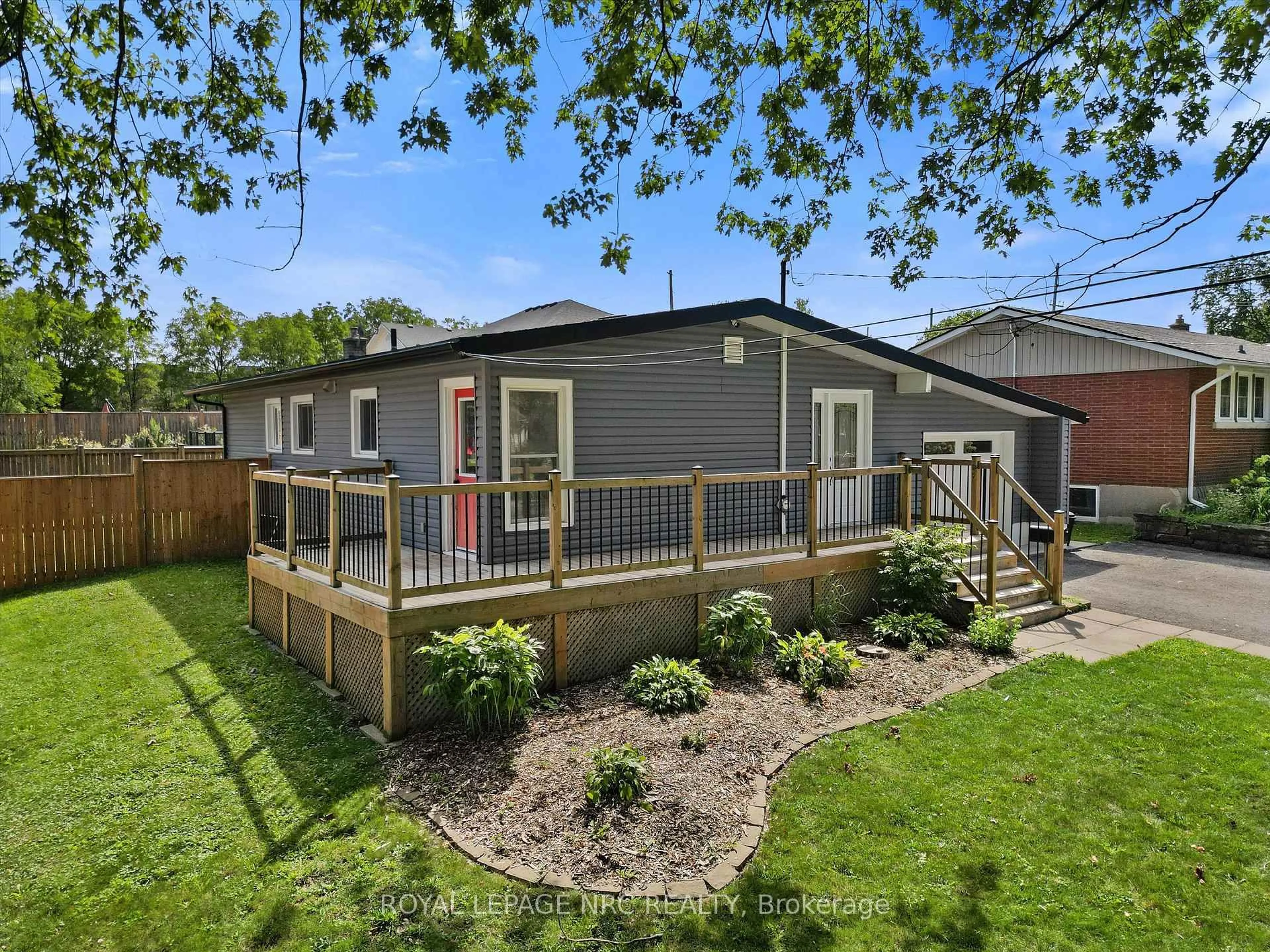 A pic from outside/outdoor area/front of a property/back of a property/a pic from drone, street for 64 Welland St, Thorold Ontario L2V 2C1