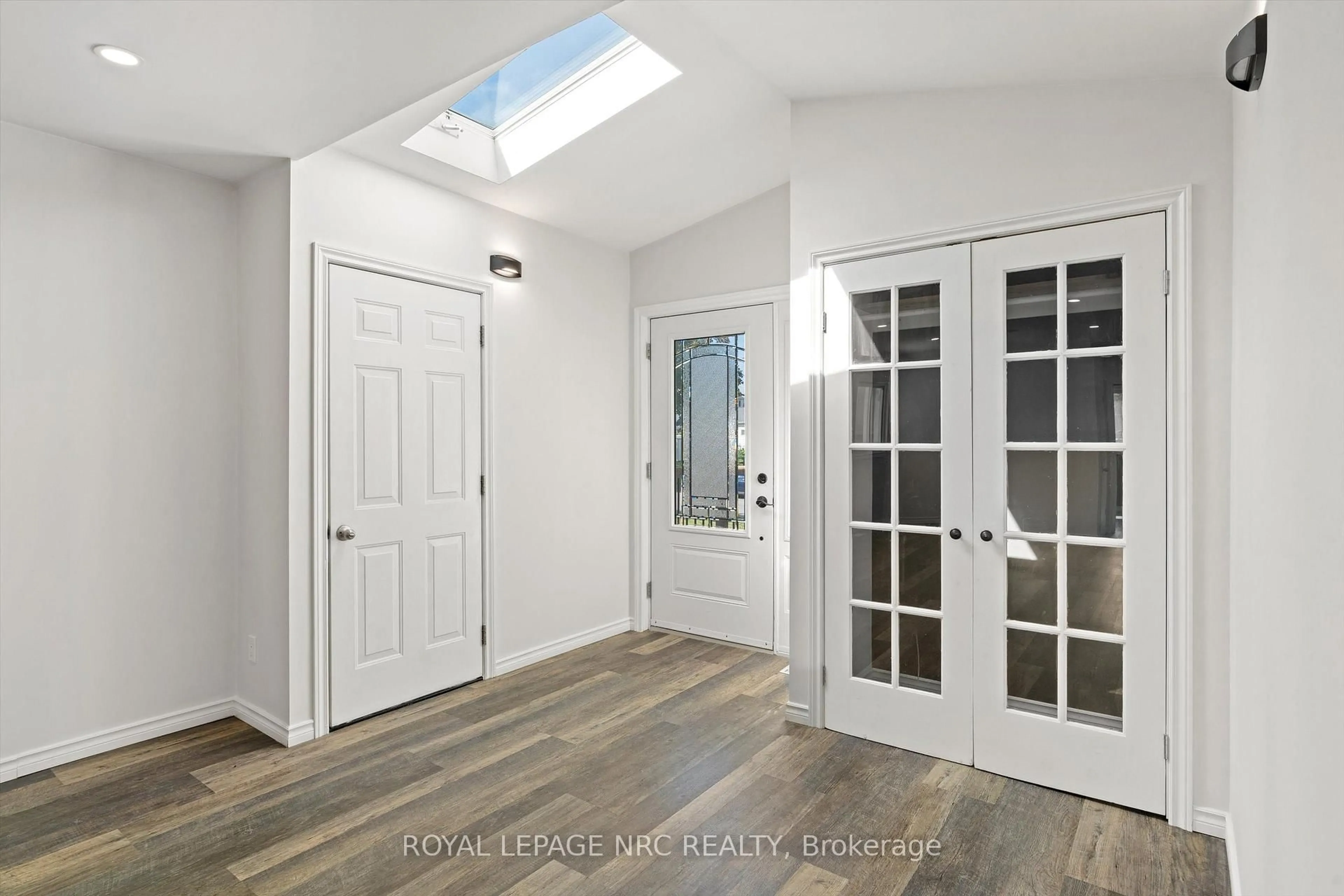 Indoor entryway for 64 Welland St, Thorold Ontario L2V 2C1