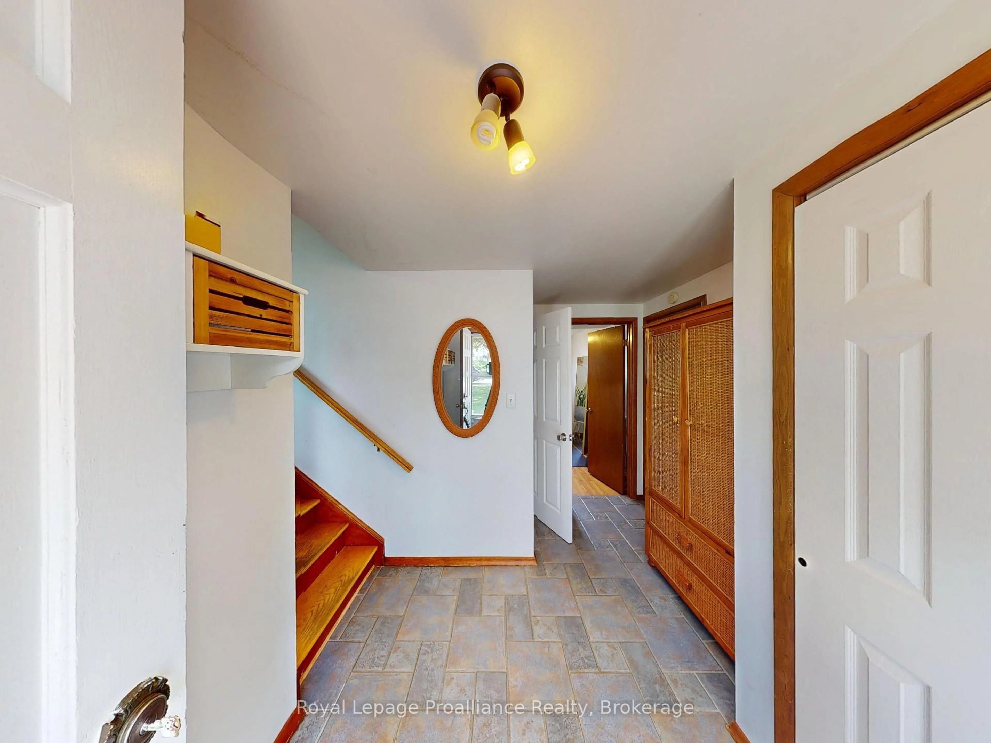 Indoor entryway for 4 Richmond Grve, Belleville Ontario K8N 1Z1