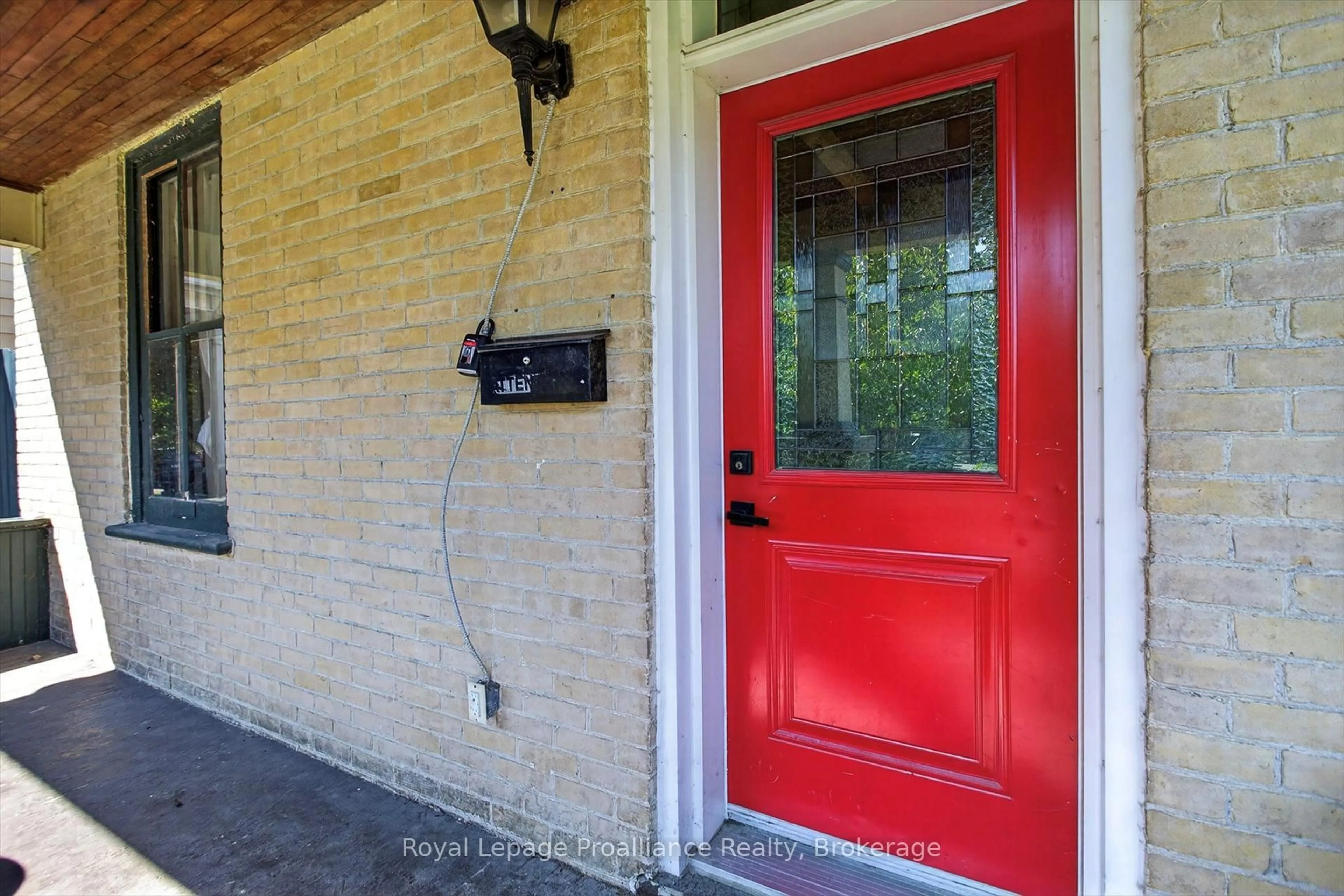 Indoor entryway for 277 Reid St, Peterborough Ontario K9J 3P9