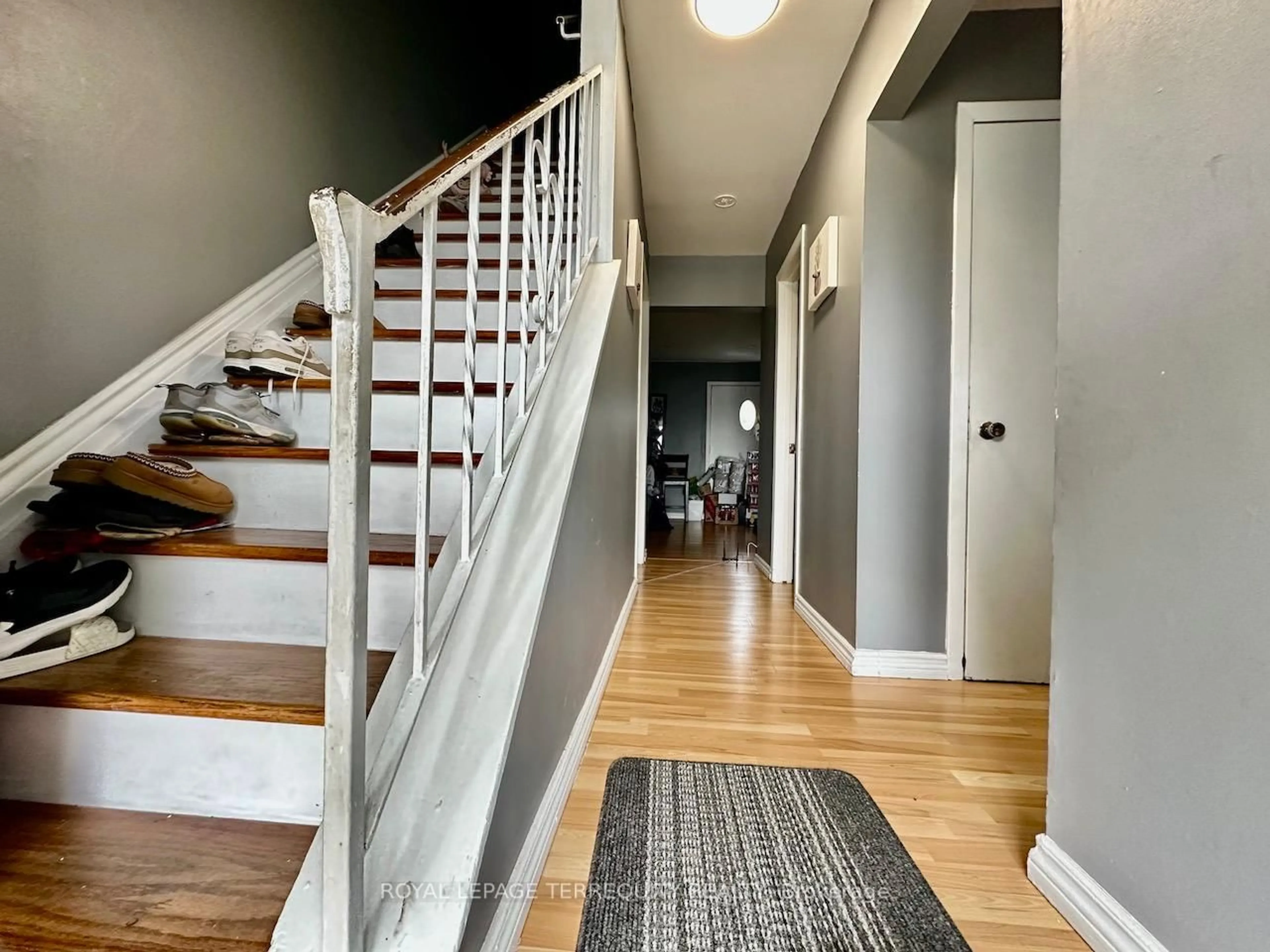 Indoor entryway for 12 Orchard Pl, Chatham-Kent Ontario N7M 1A6