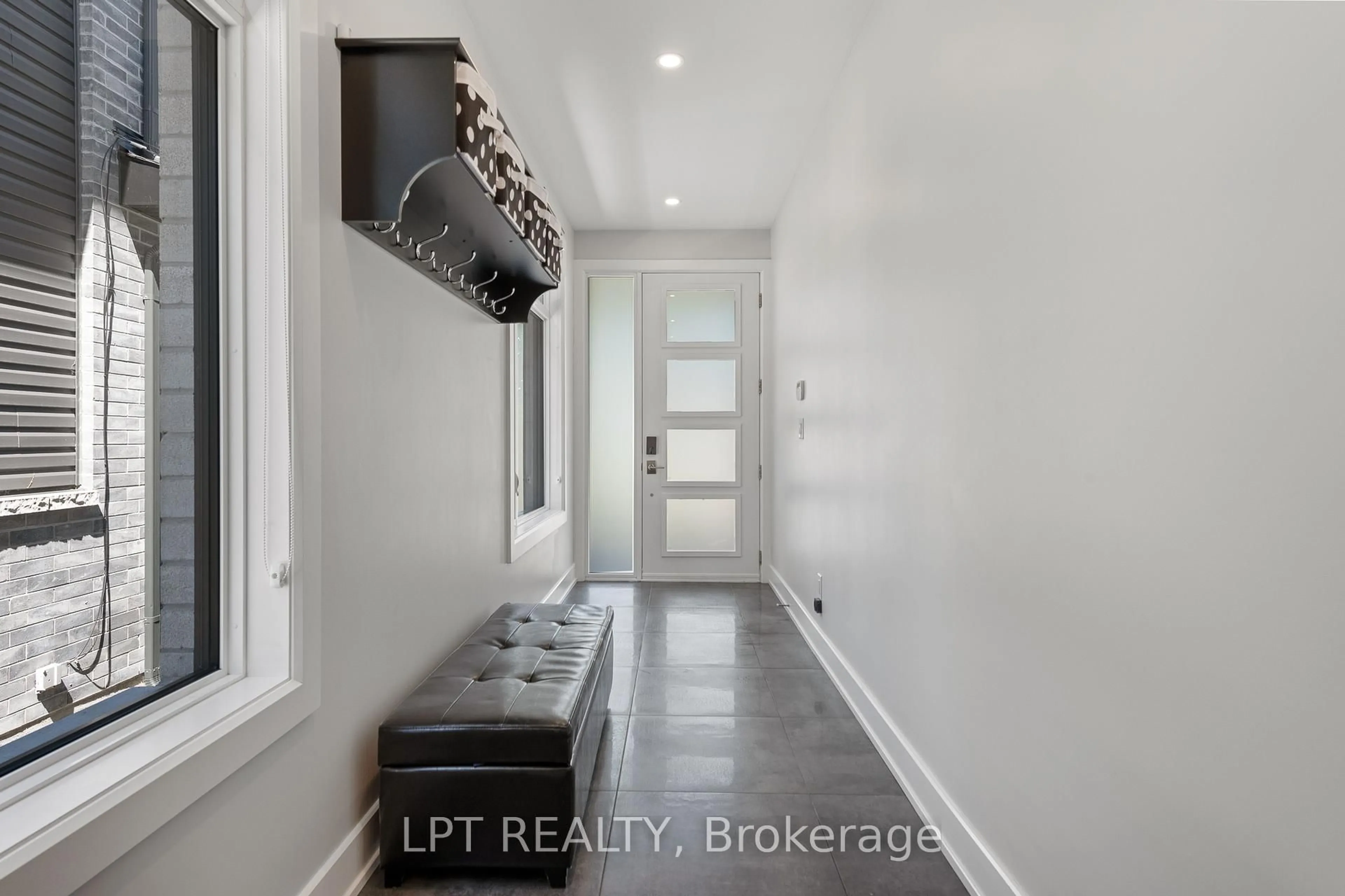 Indoor entryway for 1740 ST BARBARA St, Ottawa Ontario K1T 1M2