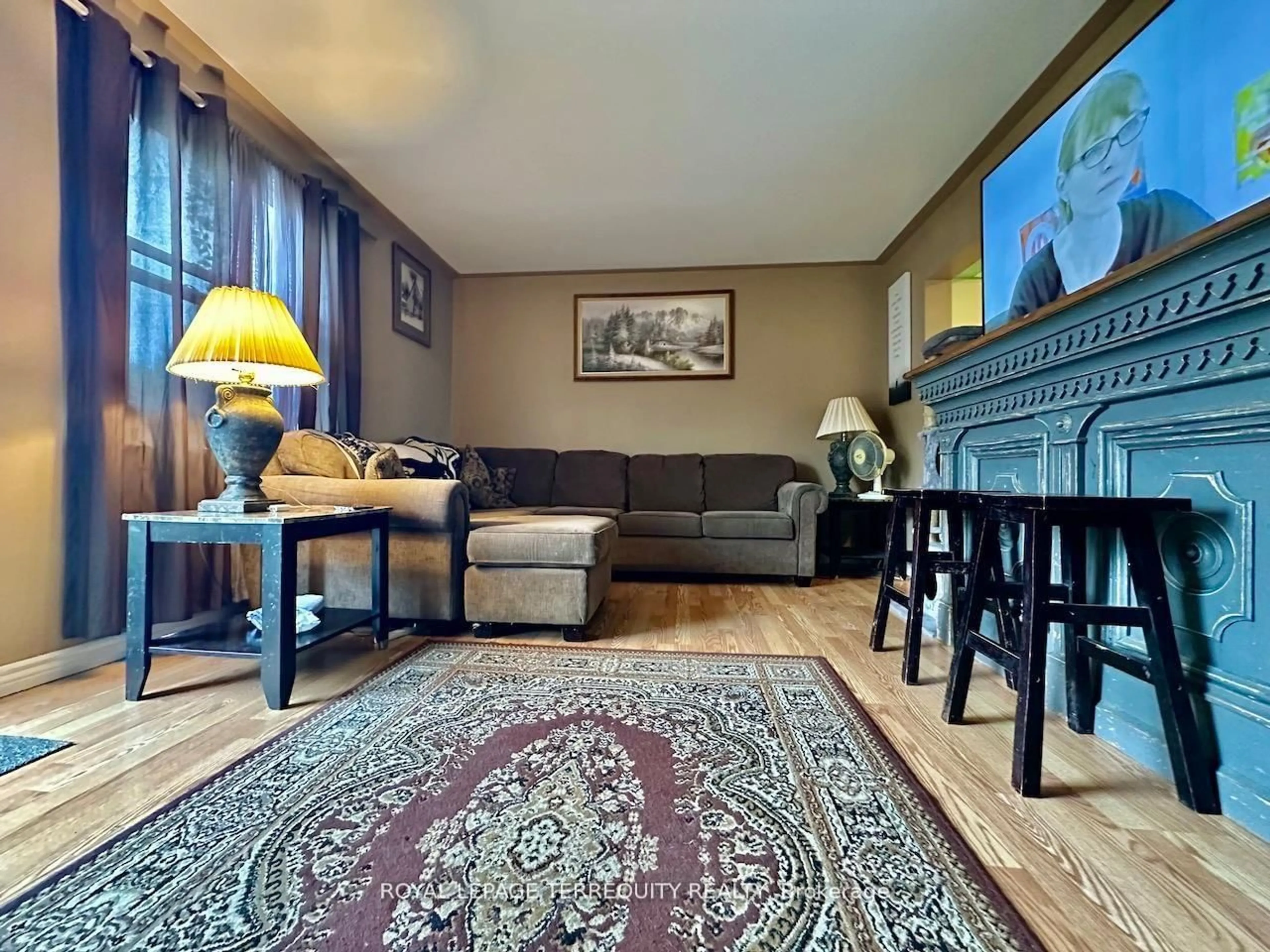 Living room with furniture, unknown for 16 Orchard Pl, Chatham-Kent Ontario N7M 1A6
