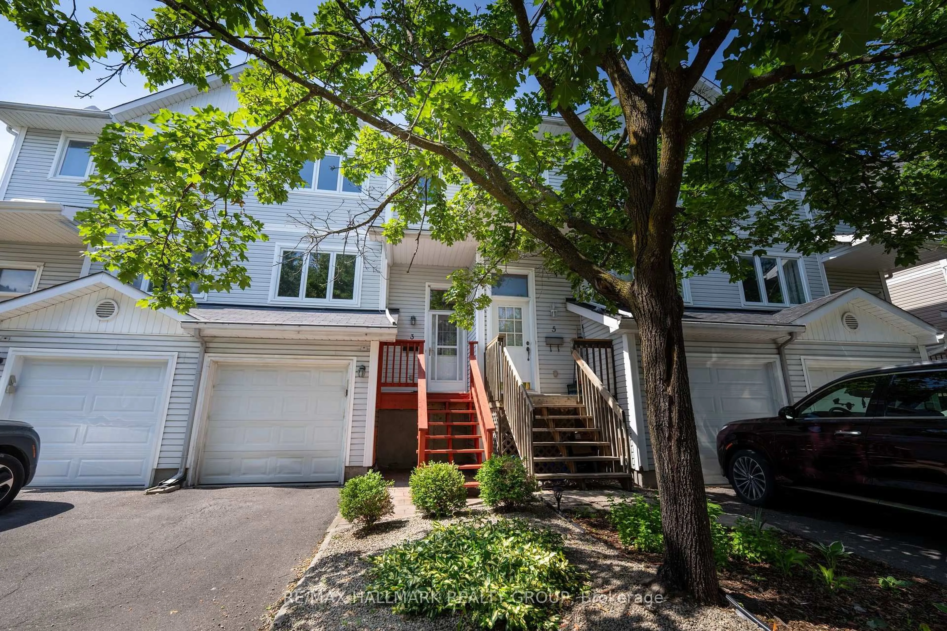 Home with vinyl exterior material, street for 3 Seth Private, Ottawa Ontario K1K 4R6