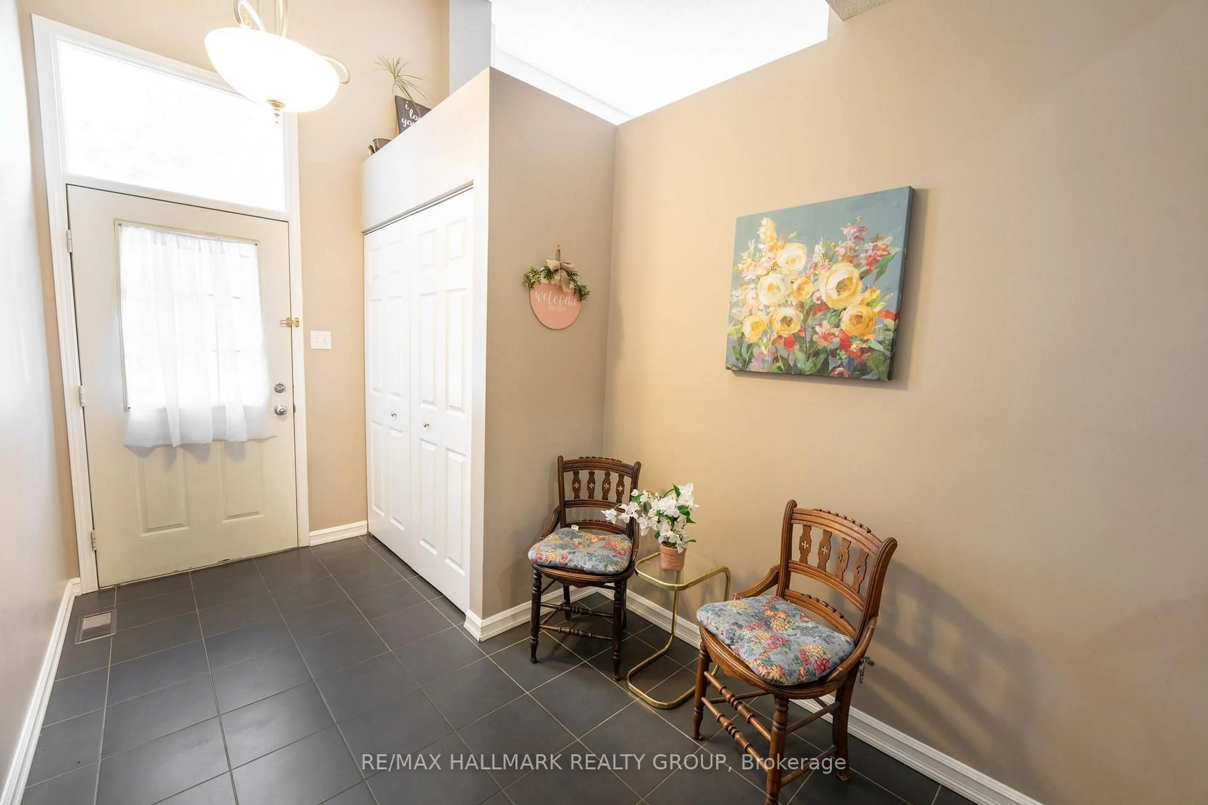 Indoor entryway for 3 Seth Private, Ottawa Ontario K1K 4R6