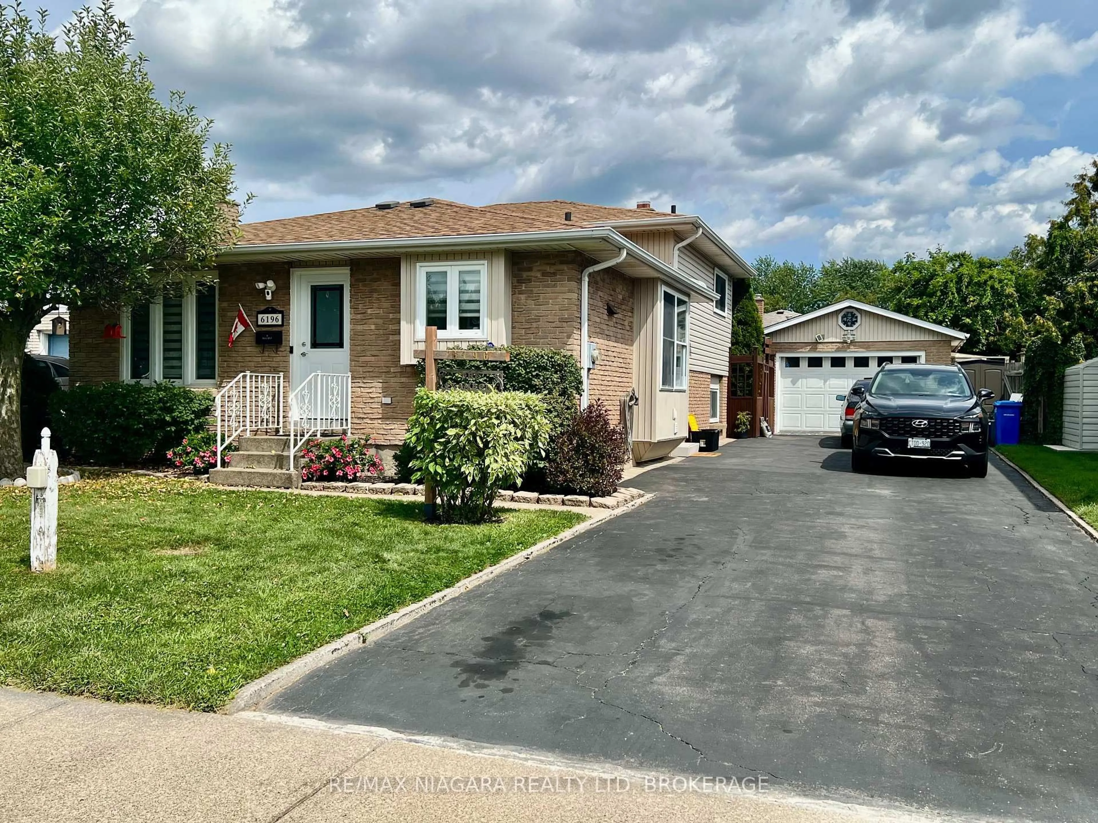 A pic from outside/outdoor area/front of a property/back of a property/a pic from drone, street for 6196 Kirkland Dr, Niagara Falls Ontario L2H 2A6