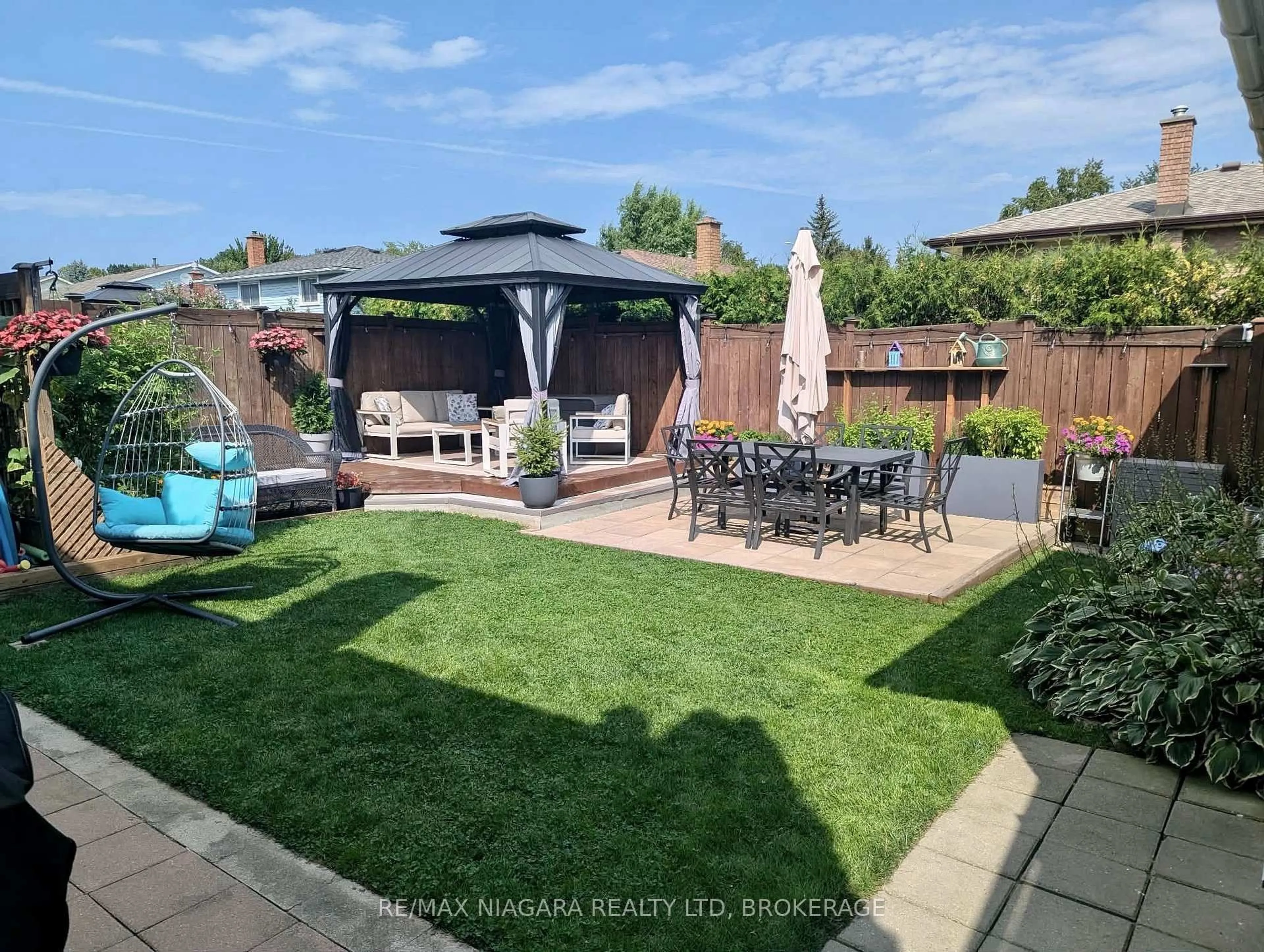 A pic from outside/outdoor area/front of a property/back of a property/a pic from drone, street for 6196 Kirkland Dr, Niagara Falls Ontario L2H 2A6