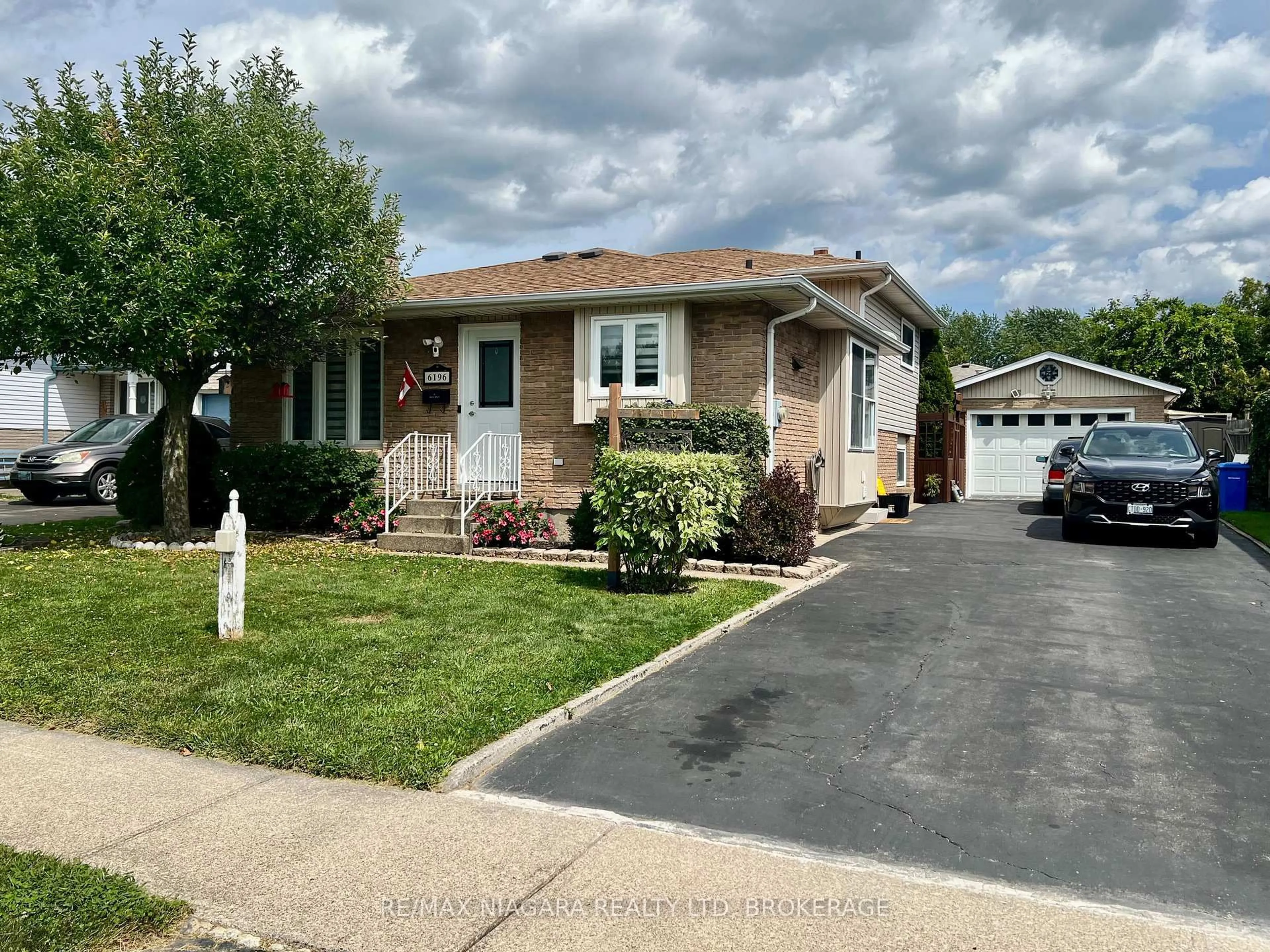 Home with vinyl exterior material, street for 6196 Kirkland Dr, Niagara Falls Ontario L2H 2A6