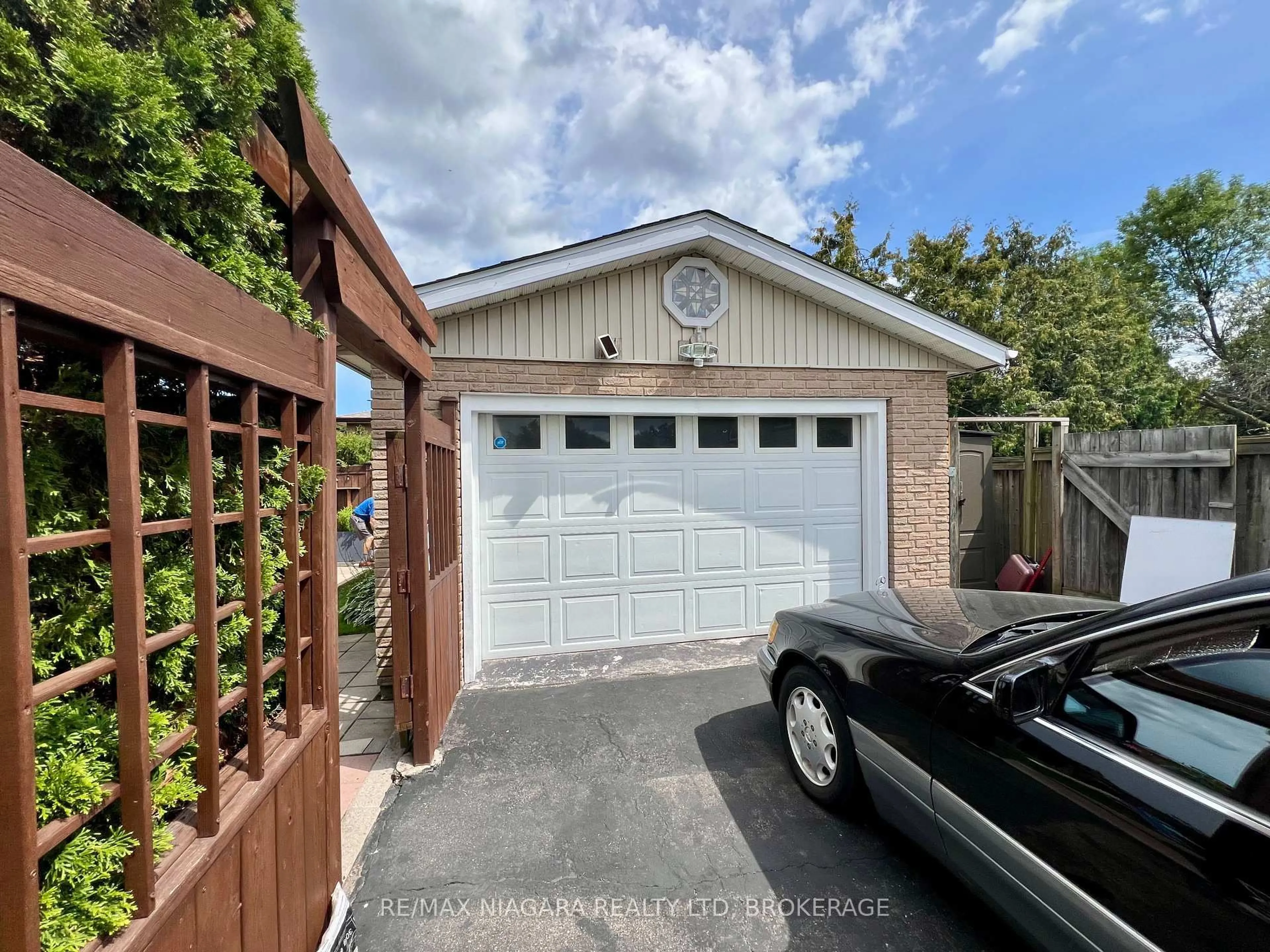 Indoor garage for 6196 Kirkland Dr, Niagara Falls Ontario L2H 2A6