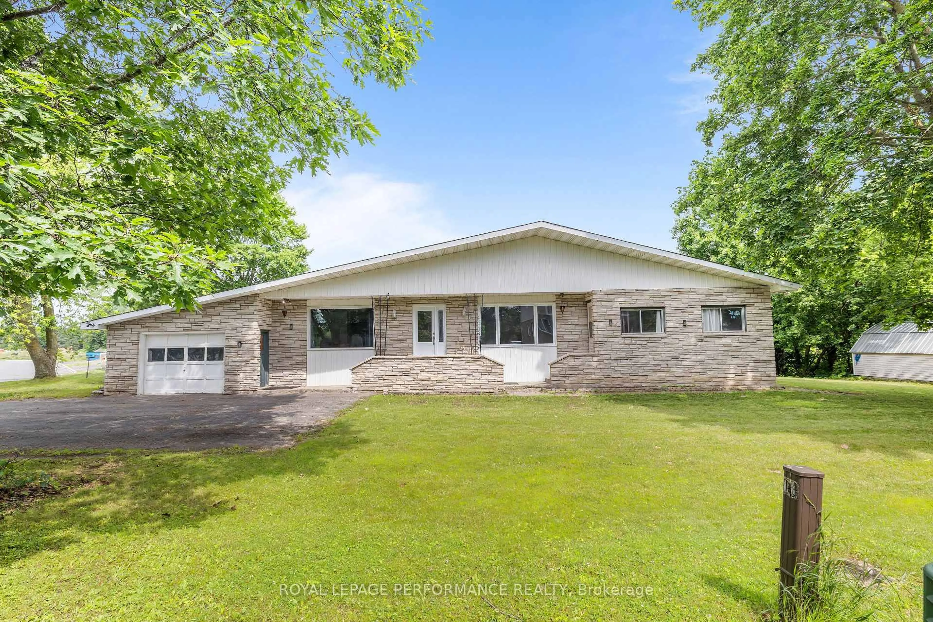 A pic from outside/outdoor area/front of a property/back of a property/a pic from drone, building for 438 Voyageur Pl, Russell Ontario K0A 1W0