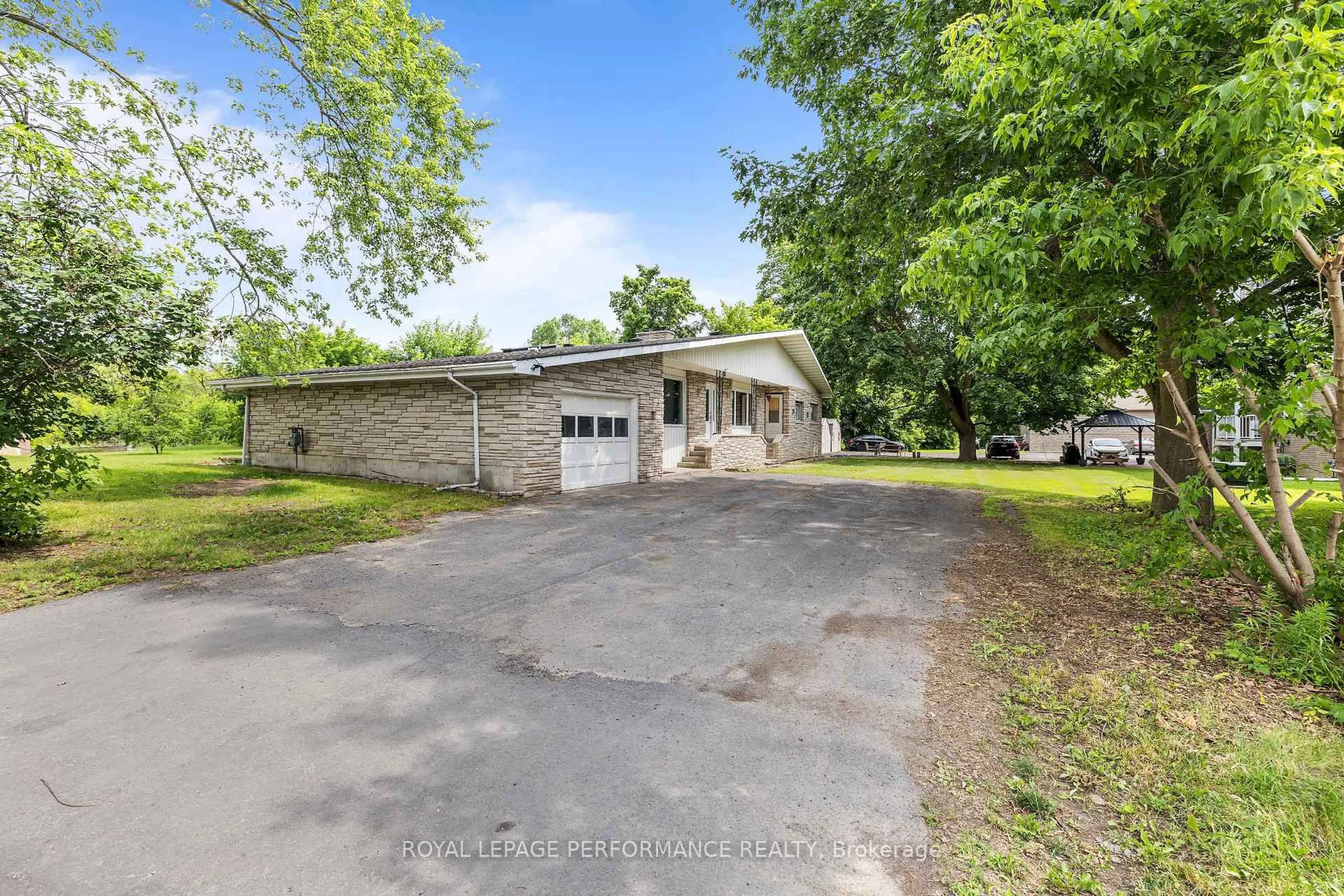 A pic from outside/outdoor area/front of a property/back of a property/a pic from drone, unknown for 438 Voyageur Pl, Russell Ontario K0A 1W0