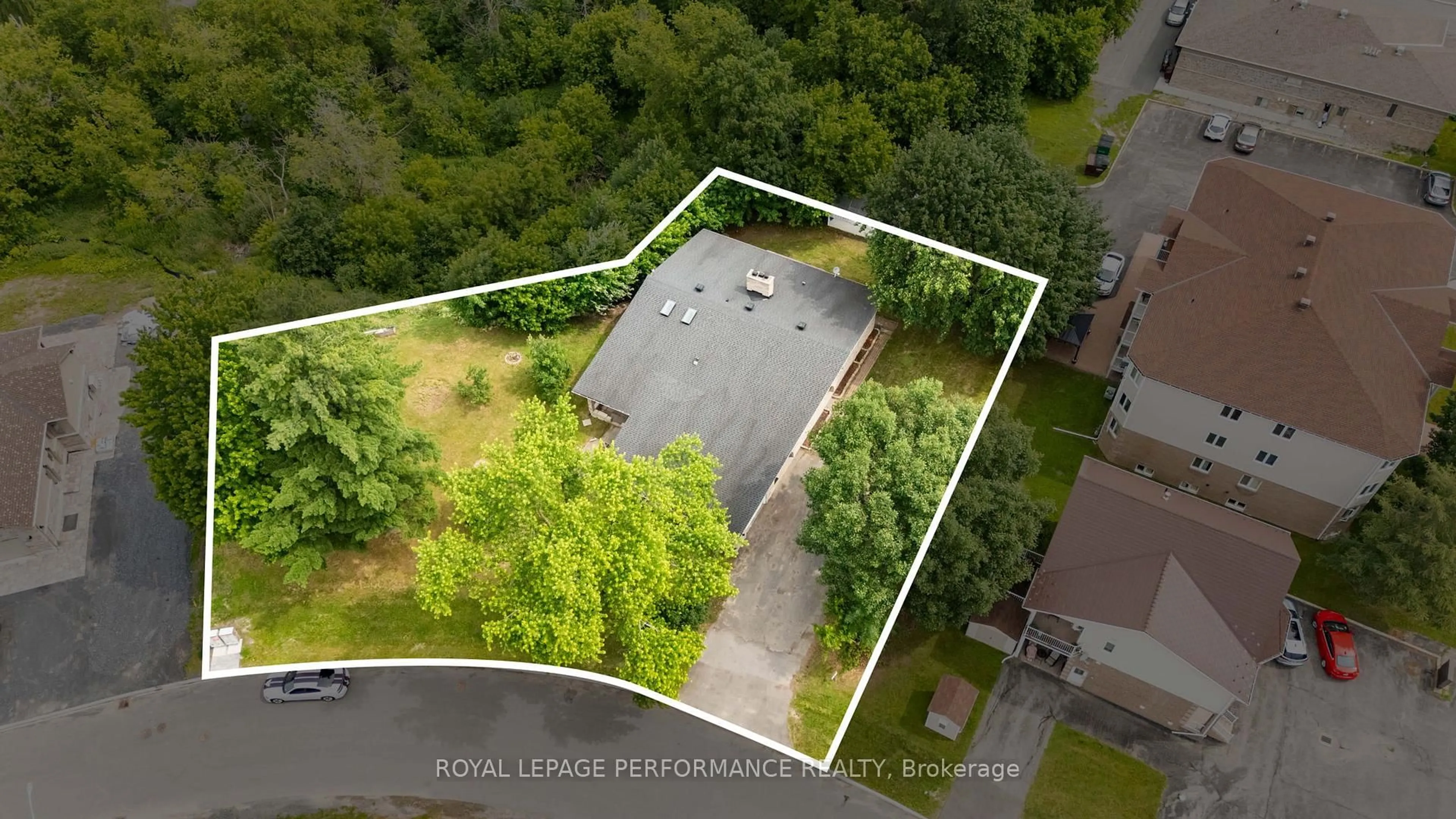 A pic from outside/outdoor area/front of a property/back of a property/a pic from drone, unknown for 438 Voyageur Pl, Russell Ontario K0A 1W0