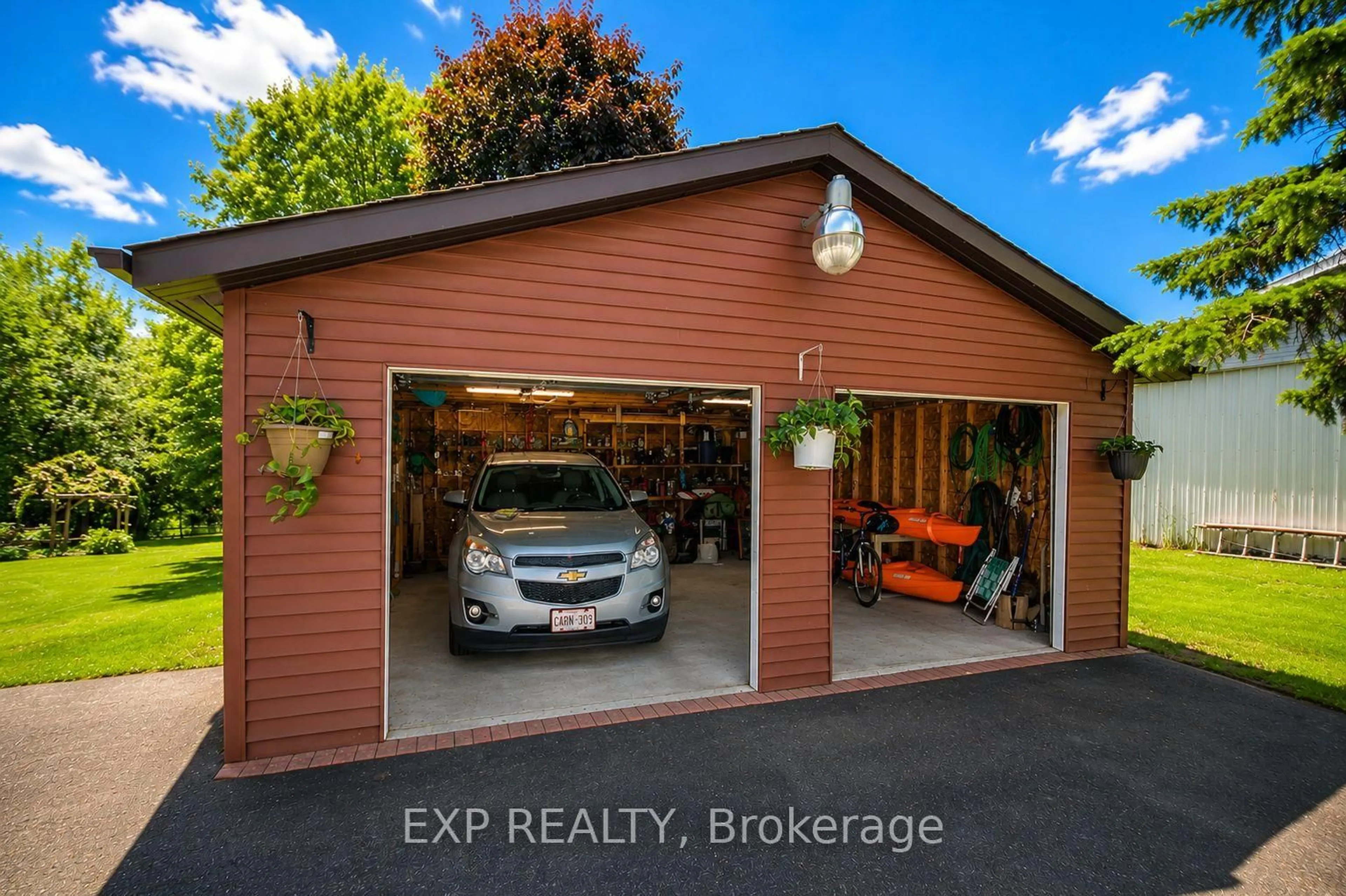 Indoor garage for 4614 Donnelly Dr, Merrickville Ontario K0G 1N0