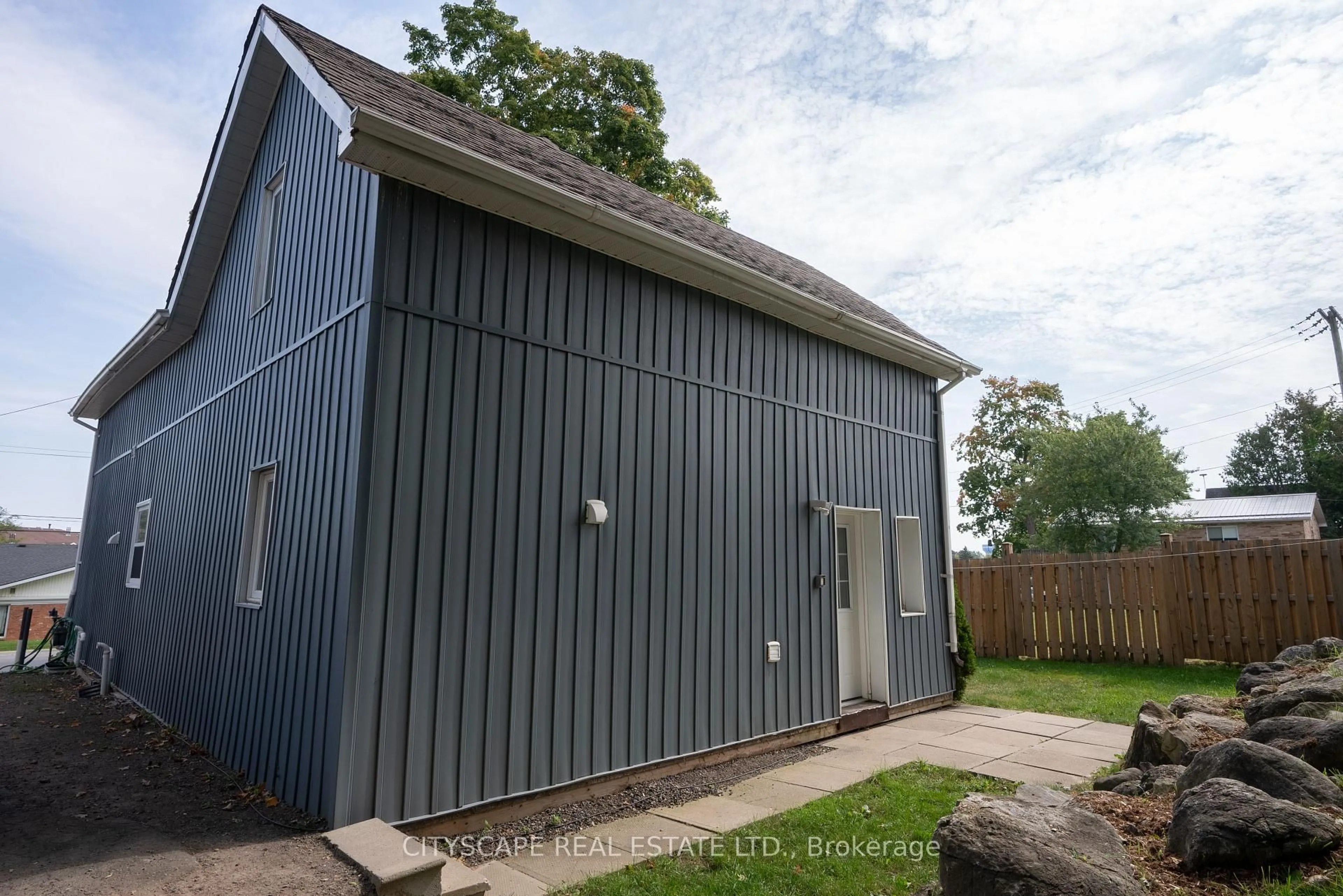 Shed for 408 William St, Shelburne Ontario L9V 2W9