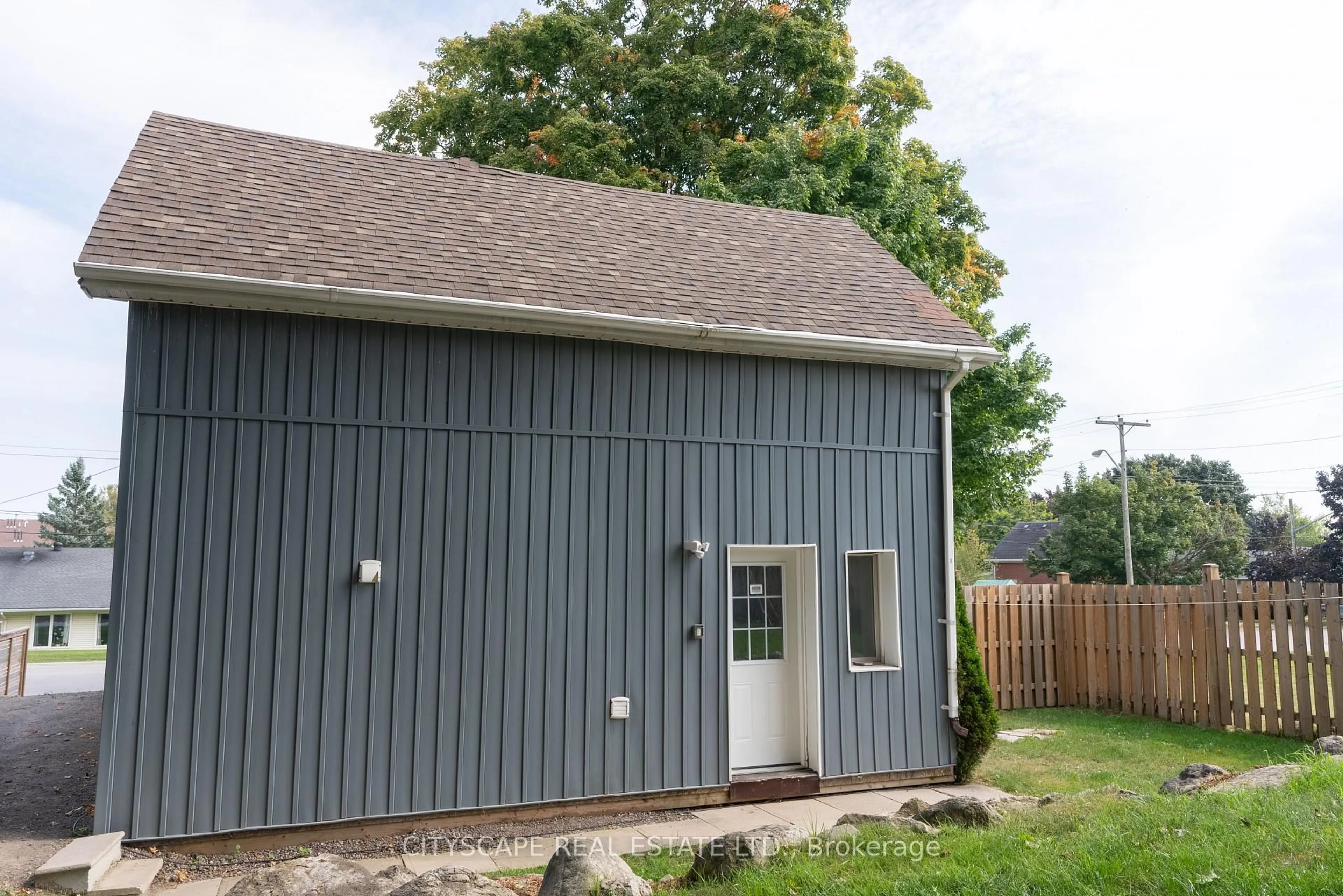 Shed for 408 William St, Shelburne Ontario L9V 2W9