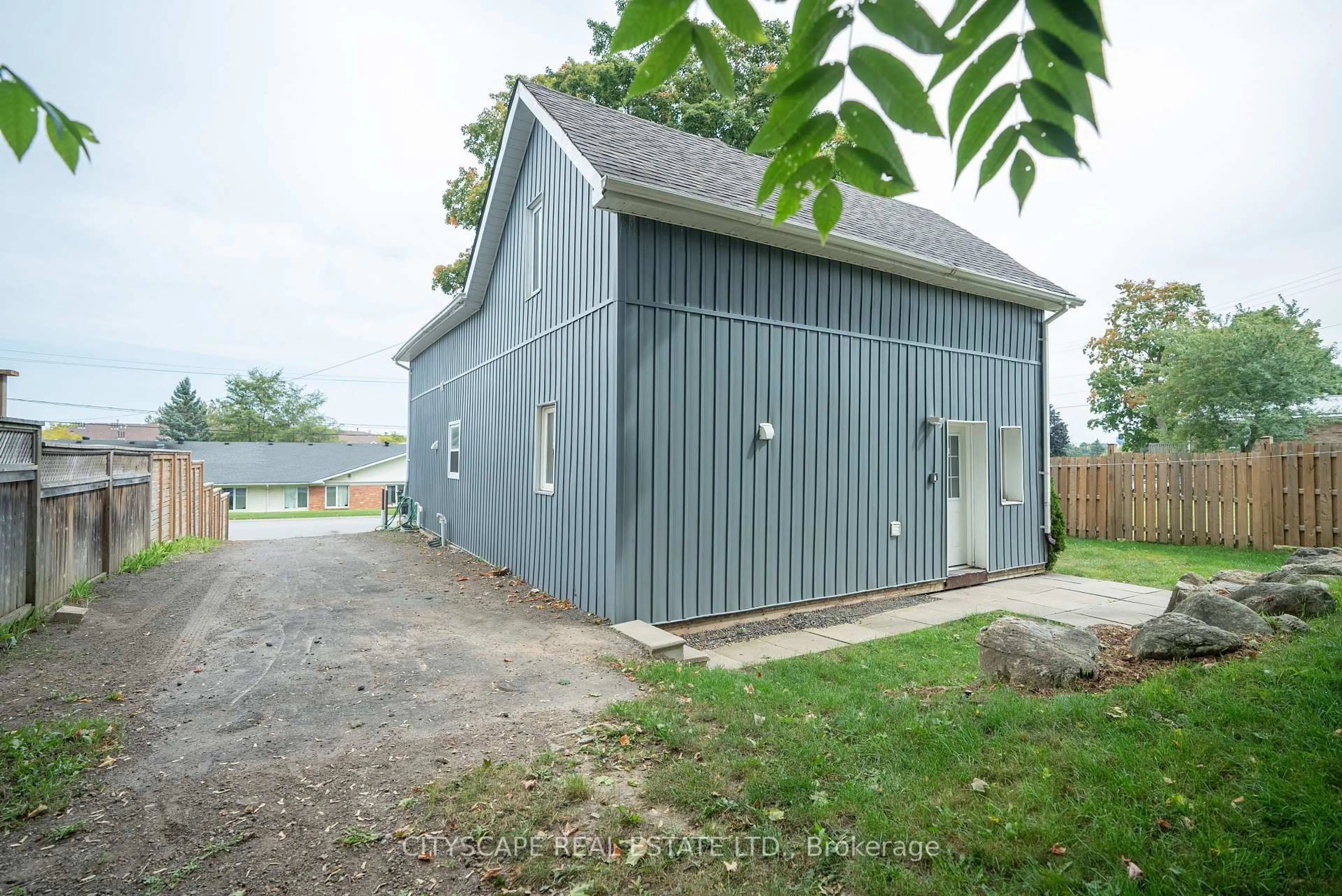 Shed for 408 William St, Shelburne Ontario L9V 2W9
