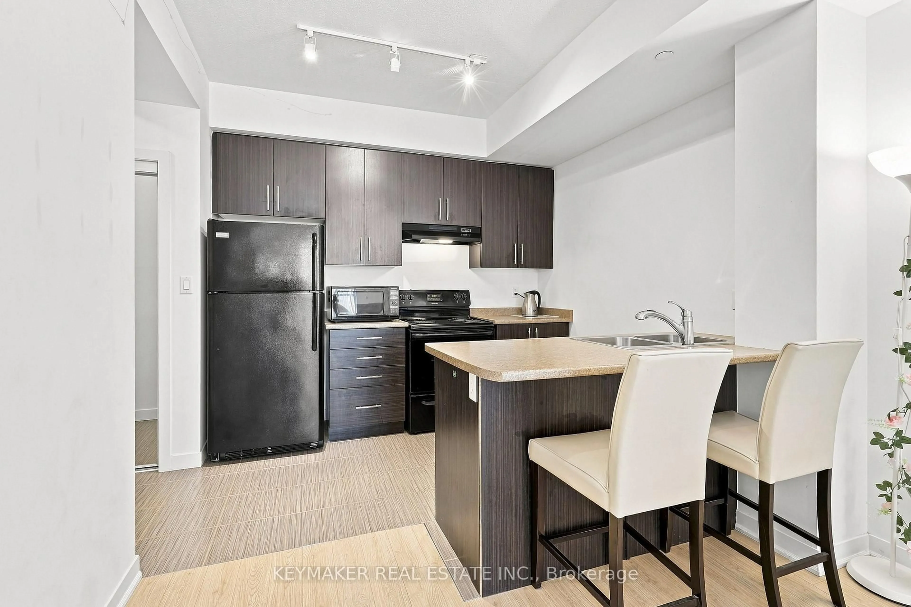 Standard kitchen, unknown for 90 Charlton Ave #501, Hamilton Ontario L8P 0B4