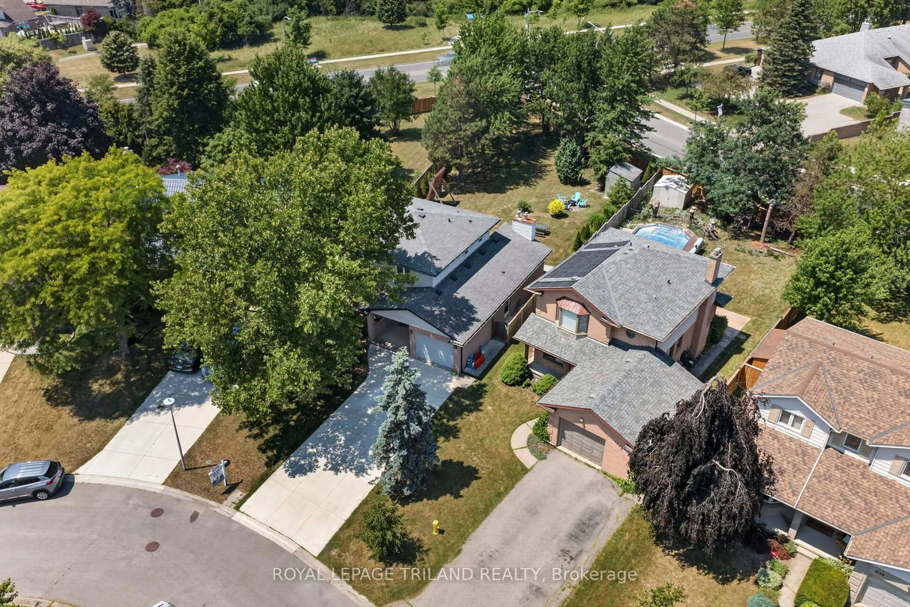 A pic from outside/outdoor area/front of a property/back of a property/a pic from drone, street for 1077 MAHOGANY Cres, London North Ontario N6H 4V8