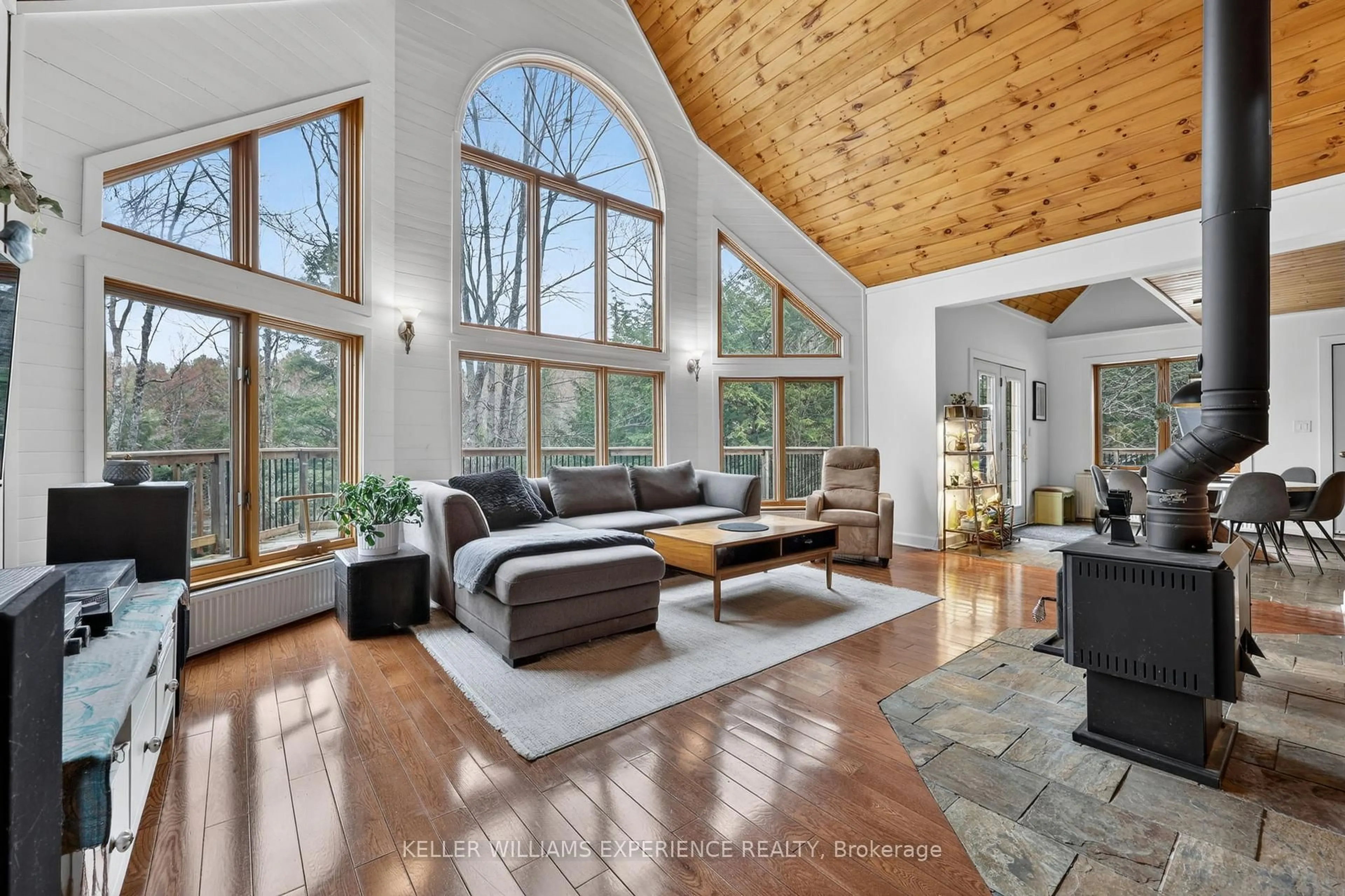 Living room with furniture, wood/laminate floor for 1115 Sherwood Forest Rd, Bracebridge Ontario P1L 1X3