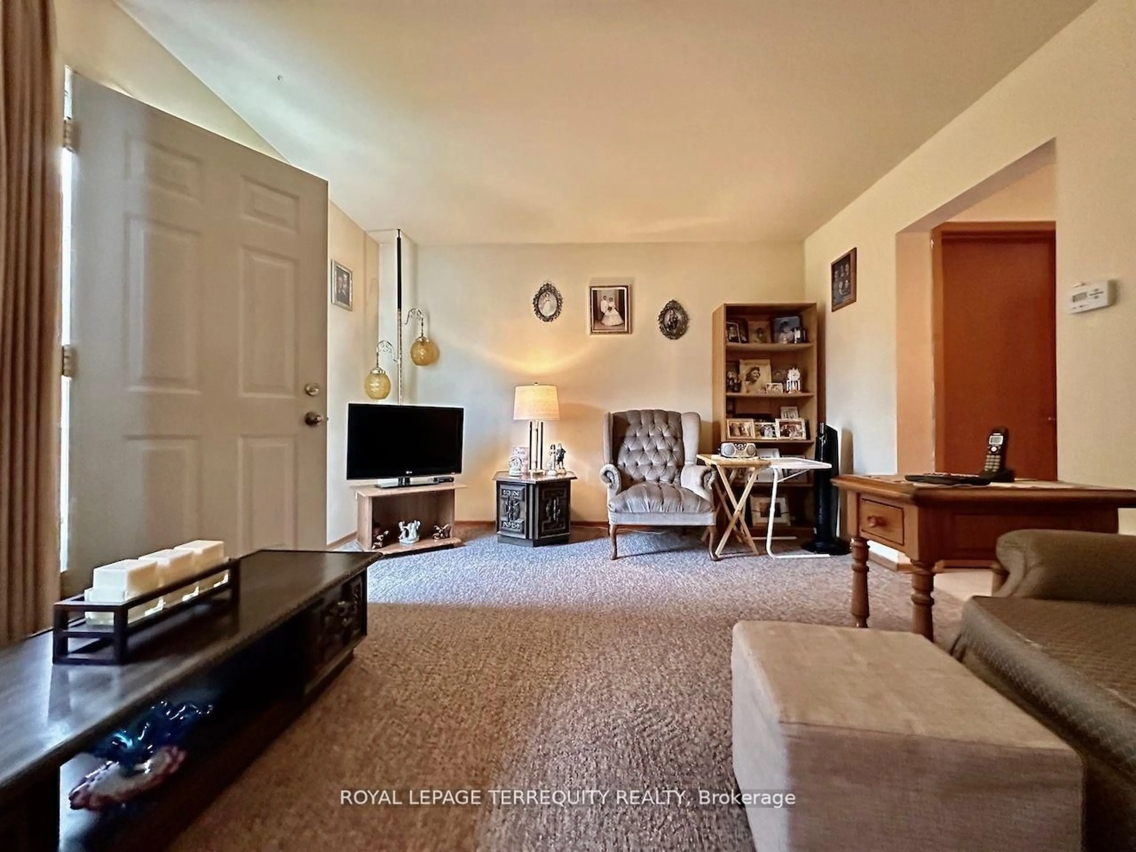 Living room with furniture, unknown for 35 Orchard Pl, Chatham-Kent Ontario N7M 1A6