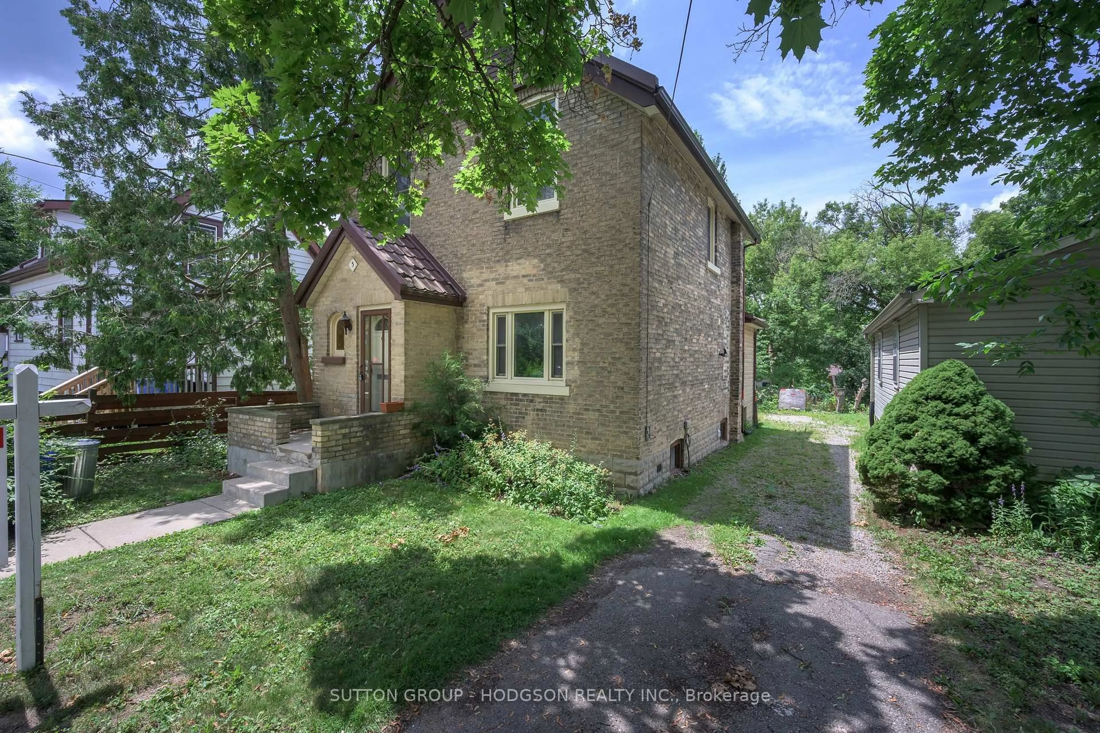 A pic from outside/outdoor area/front of a property/back of a property/a pic from drone, street for 3 Johnston St, London South Ontario N6J 2R6