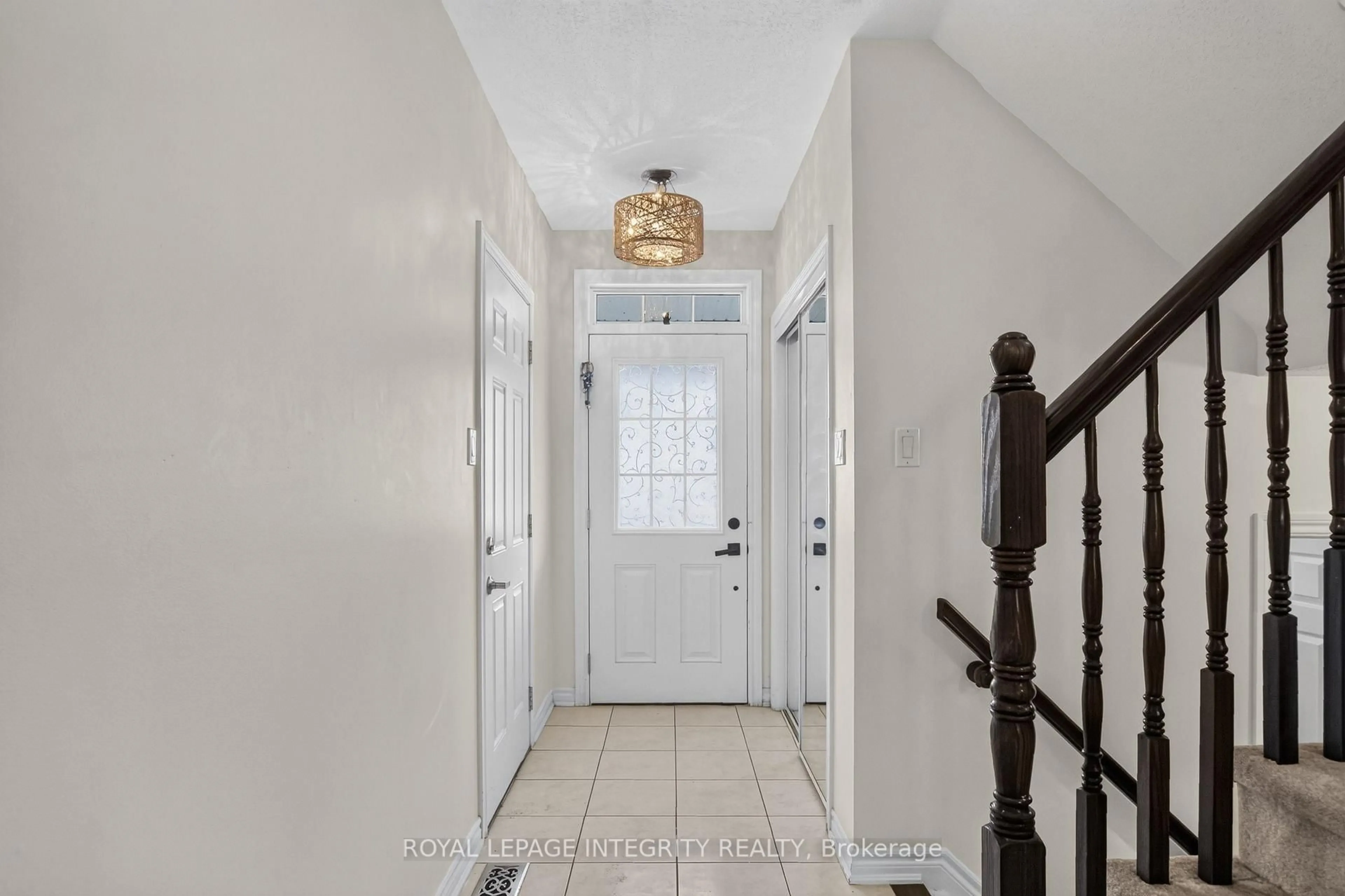 Indoor entryway for 414 MEADOWHAWK Cres, Ottawa Ontario K2J 5W7