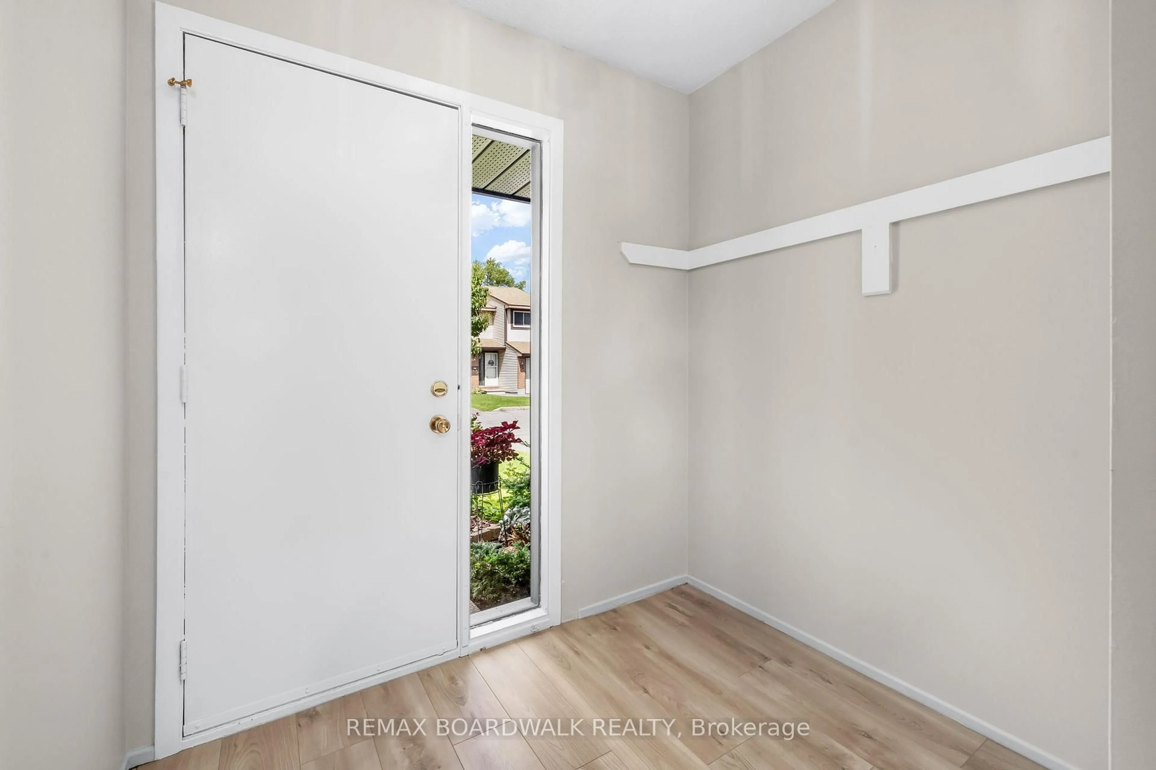 Indoor entryway for 52 Baneberry Cres, Ottawa Ontario K2L 2Y4