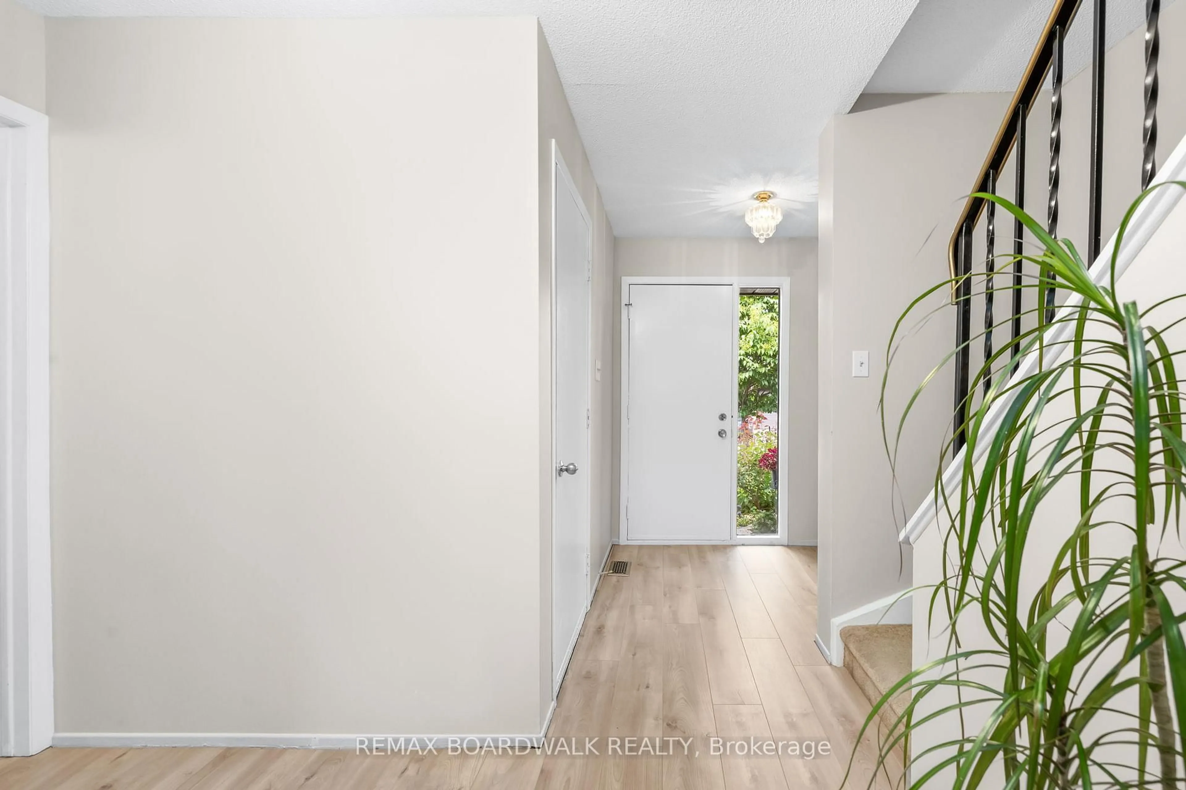 Indoor entryway for 52 Baneberry Cres, Ottawa Ontario K2L 2Y4