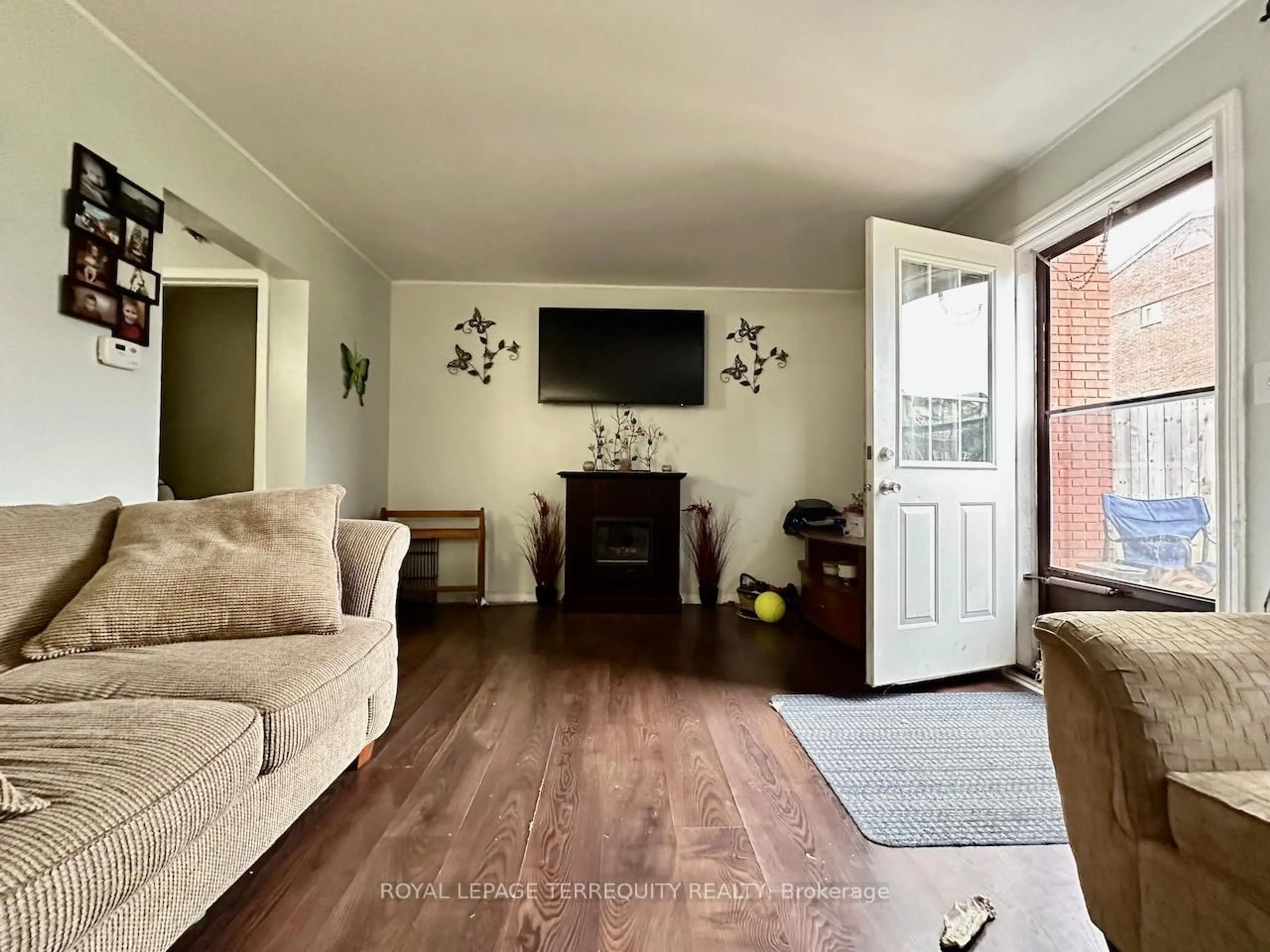 Living room with furniture, unknown for 37 Orchard Pl, Chatham-Kent Ontario N7M 1A6