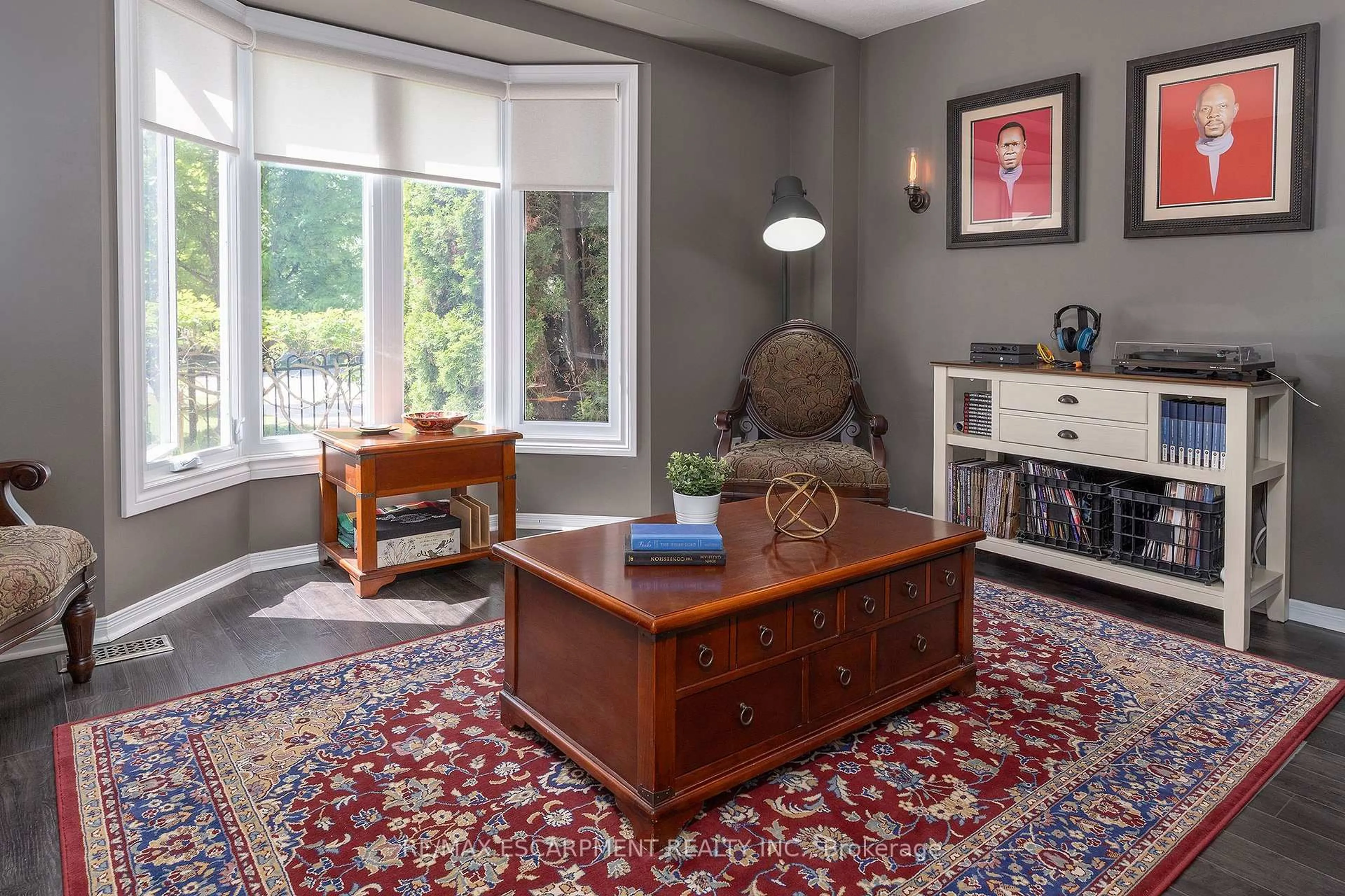 Living room with furniture, carpet floor for 41 Valridge Dr, Hamilton Ontario L9G 4Y7