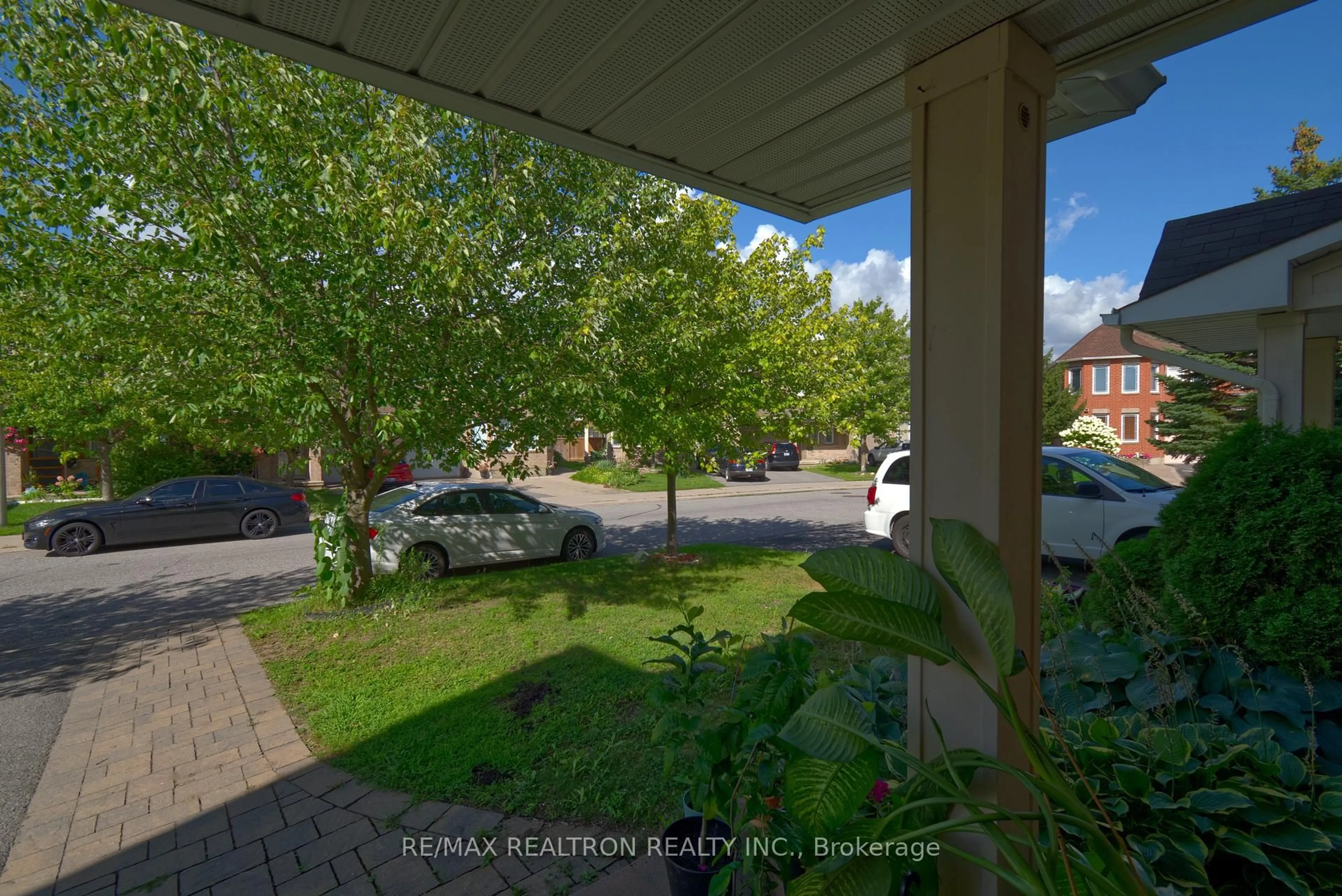 A pic from outside/outdoor area/front of a property/back of a property/a pic from drone, street for 124 Shady Grove St, Ottawa Ontario K2G 6Z5