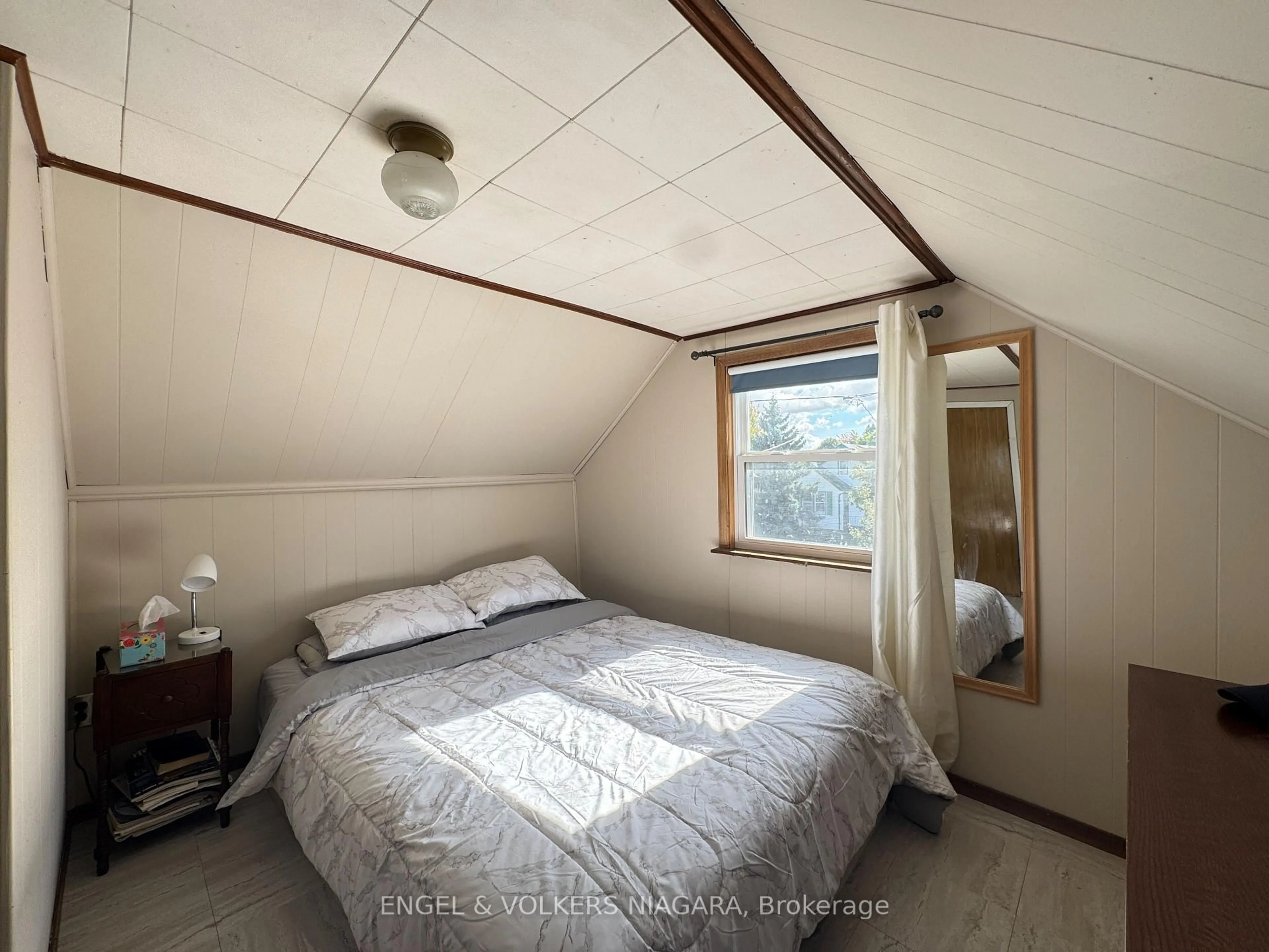 A pic of a room for 61 Hamilton St, St. Catharines Ontario L2S 1K8