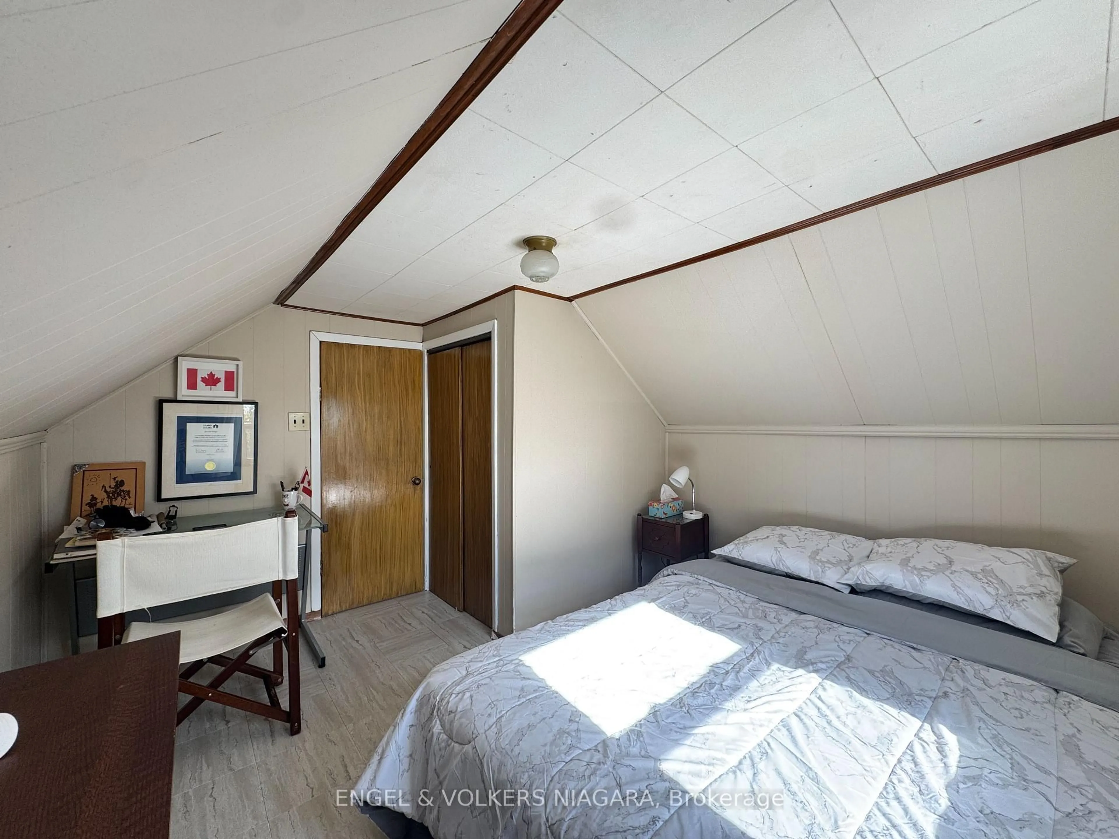 Bedroom with bed, unknown for 61 Hamilton St, St. Catharines Ontario L2S 1K8
