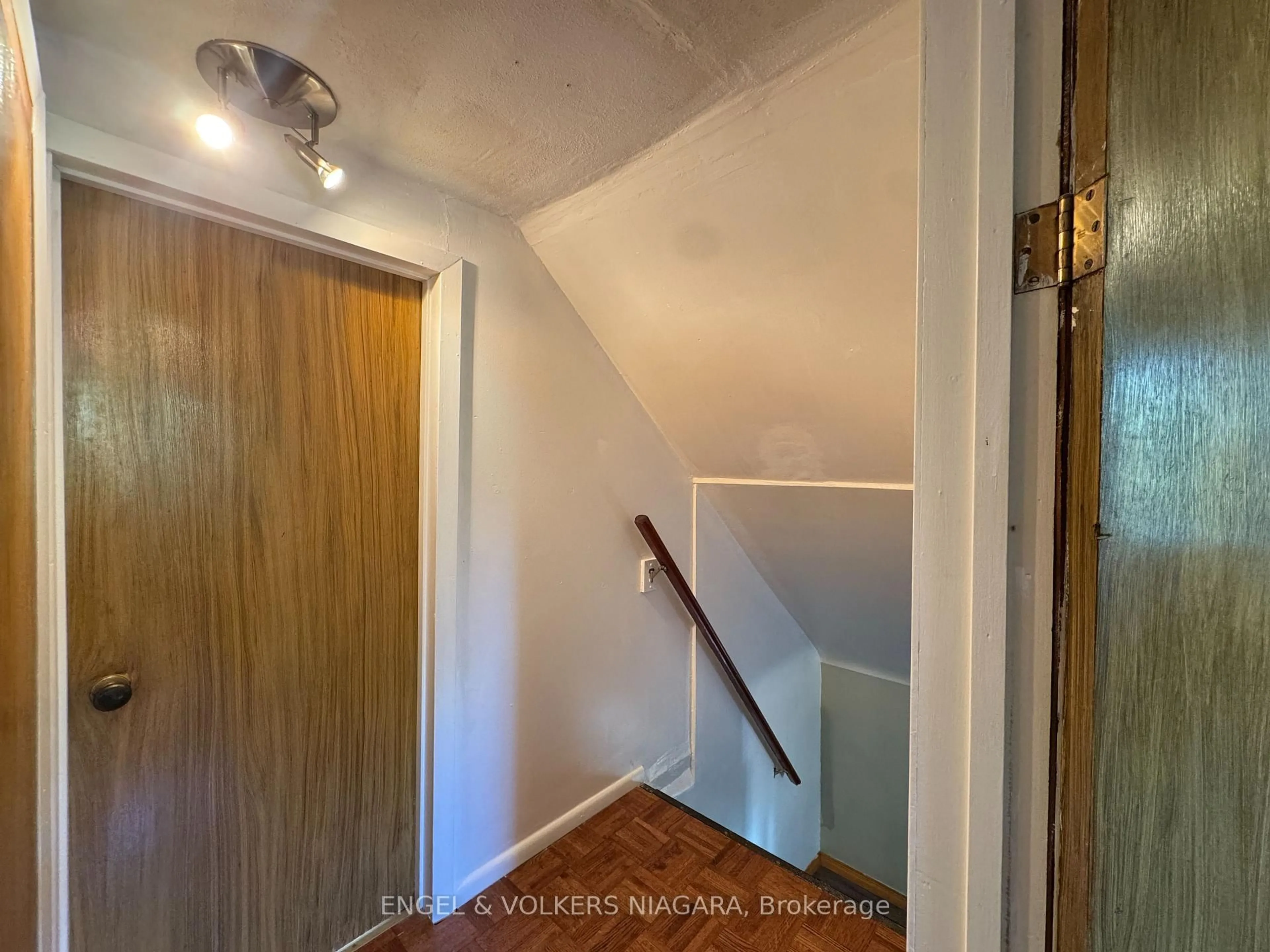 Unknown for 61 Hamilton St, St. Catharines Ontario L2S 1K8