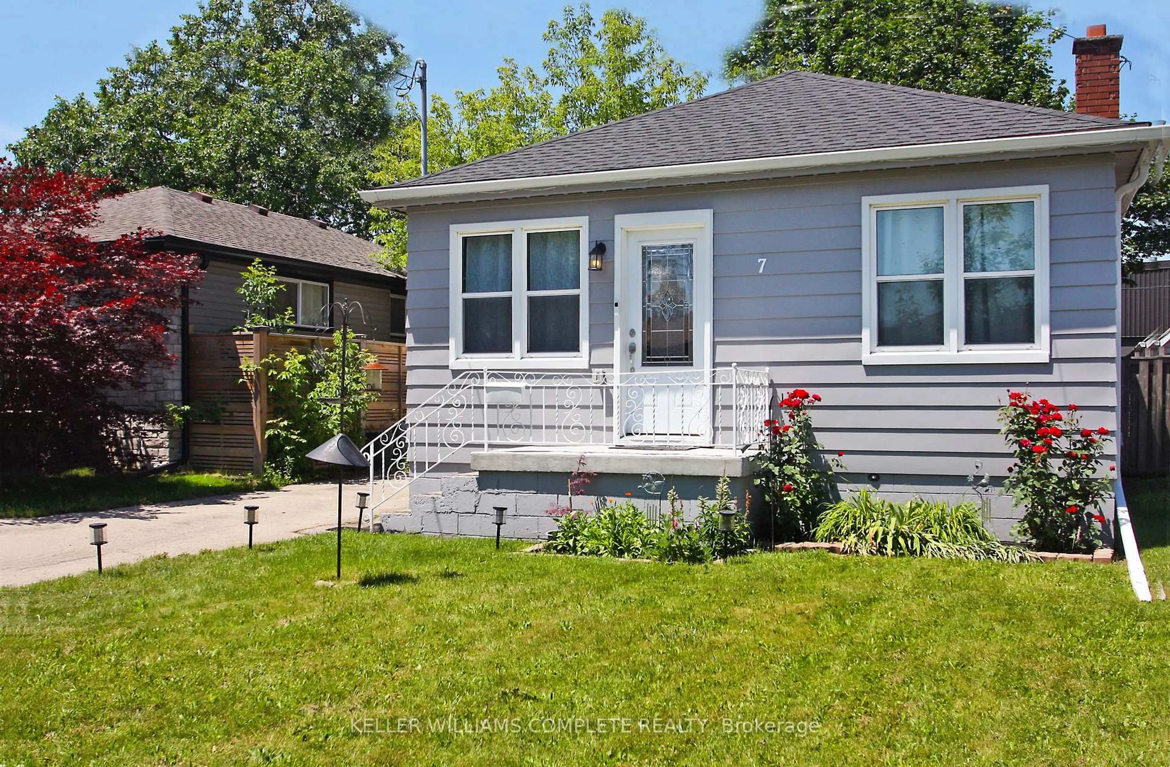 Home with vinyl exterior material, street for 7 Lampton Pl, Hamilton Ontario L8H 6J7