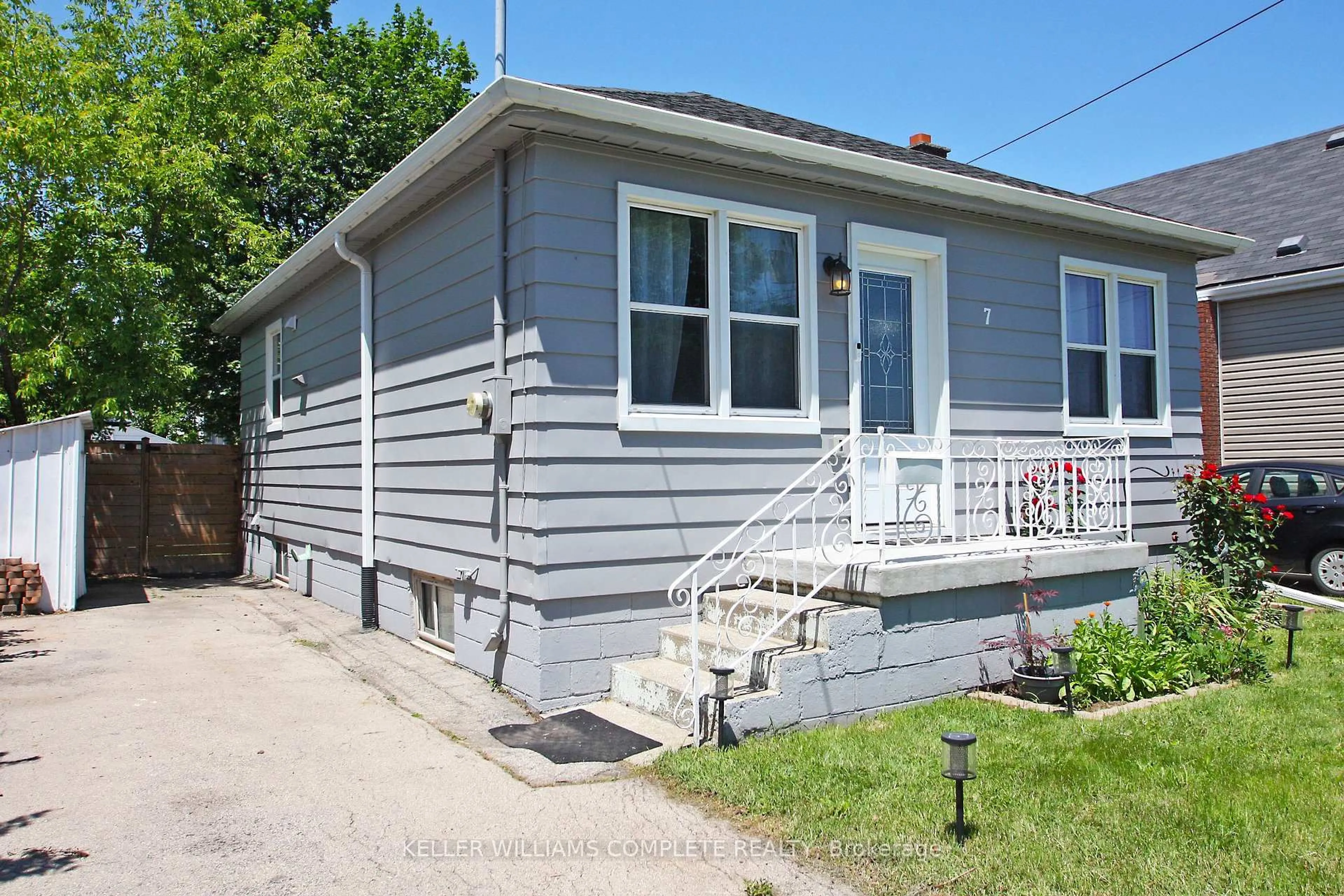 Home with vinyl exterior material, street for 7 Lampton Pl, Hamilton Ontario L8H 6J7