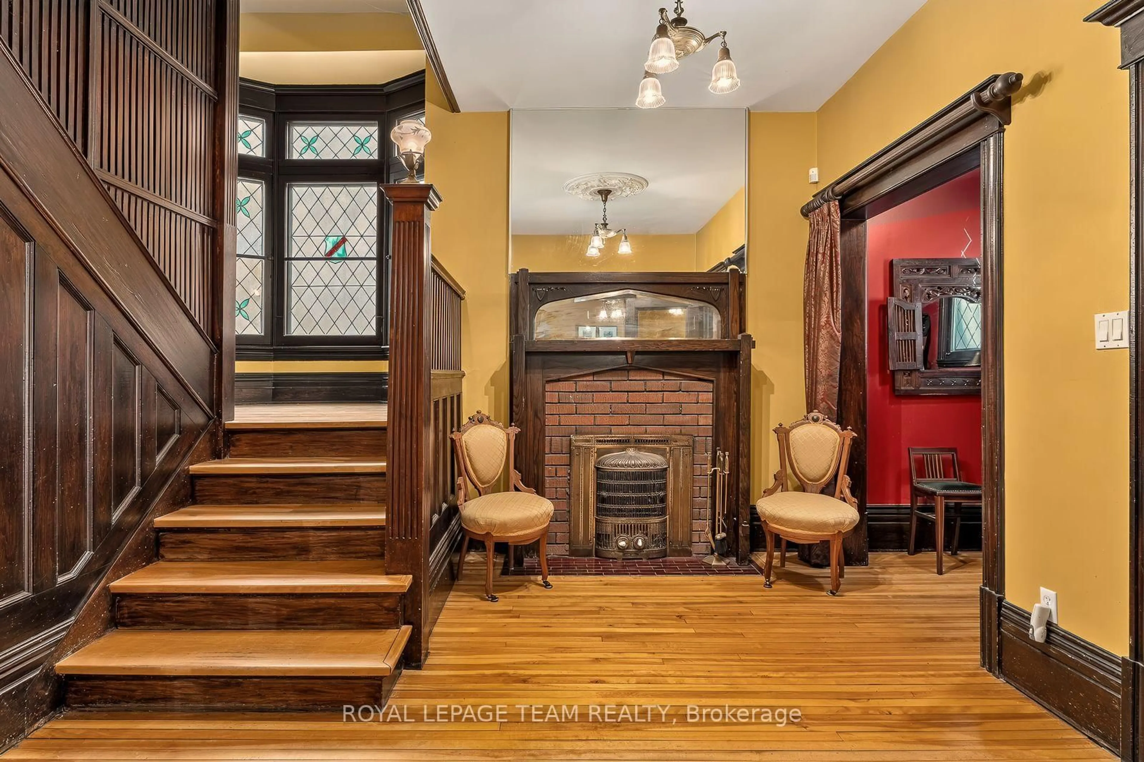 Indoor foyer for 139 Fourth Ave, Ottawa Ontario K1S 2L3
