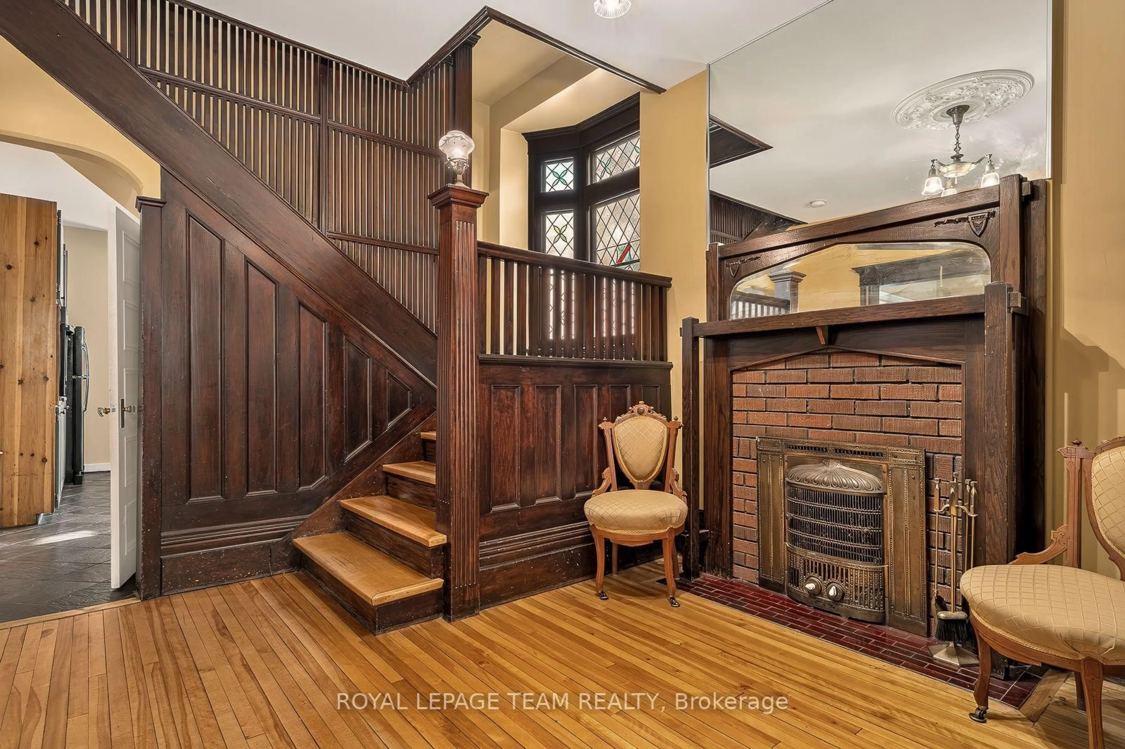 Indoor foyer for 139 Fourth Ave, Ottawa Ontario K1S 2L3