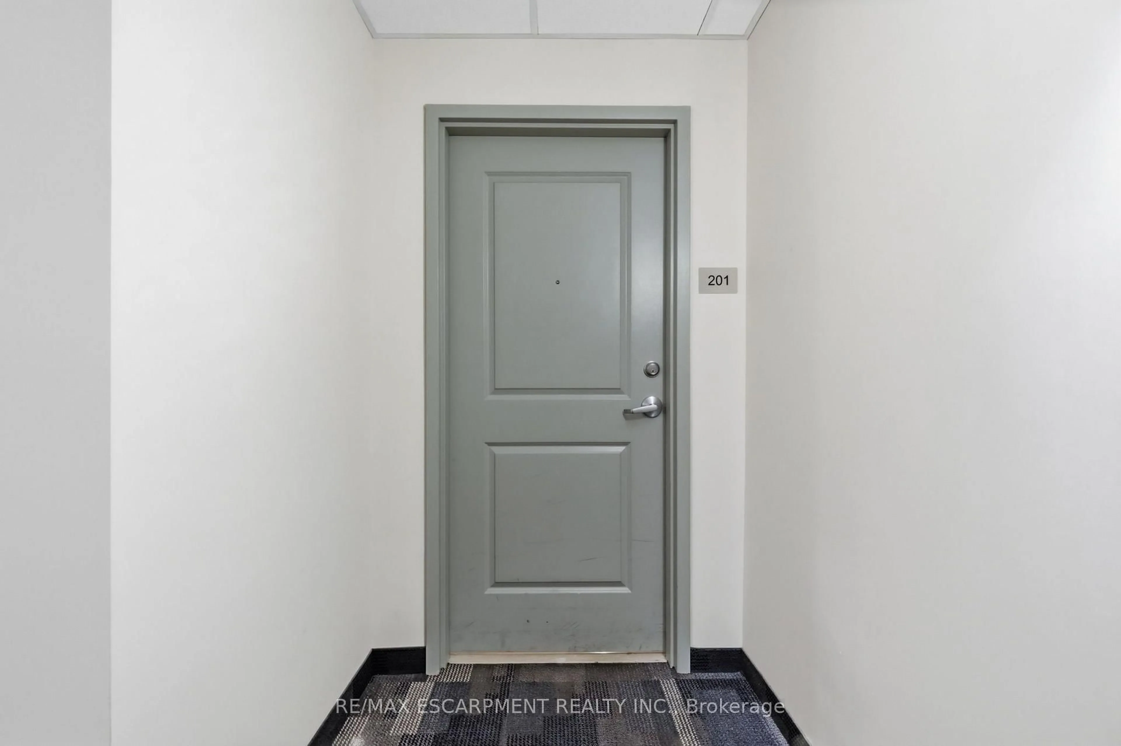 Indoor entryway for 90 Charlton Ave #201, Hamilton Ontario L8P 0B4