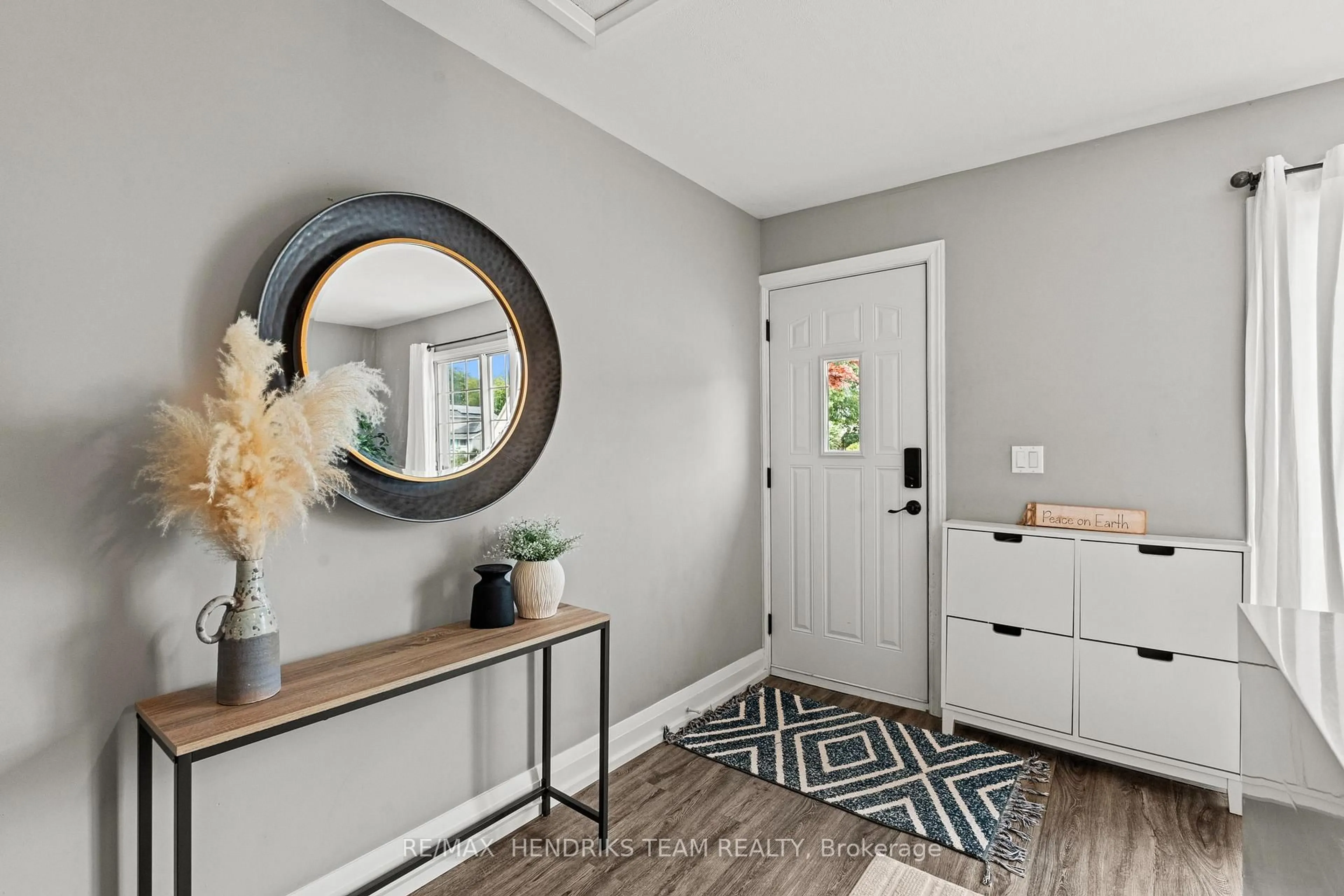 Indoor entryway for 35 Kinsey St, St. Catharines Ontario L2S 1C9